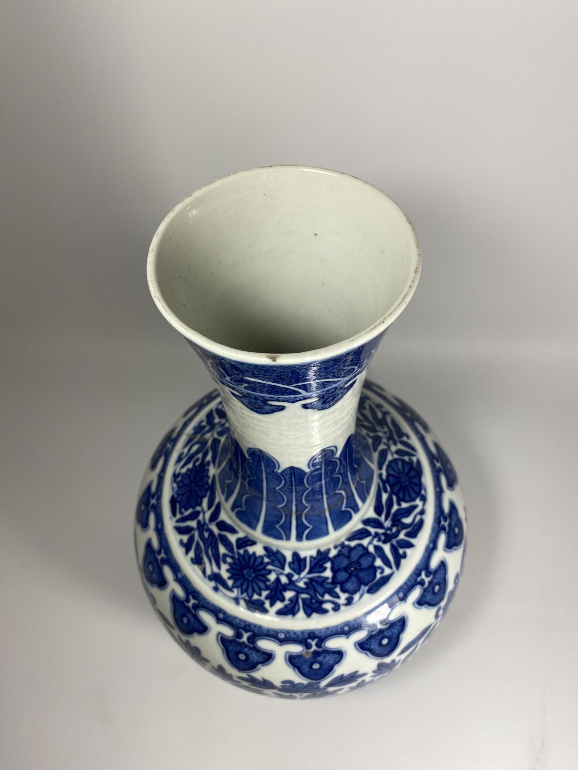 A LARGE EARLY 20TH CENTURY CHINESE BLUE AND WHITE PORCELAIN TEMPLE VASE, A/F, DOUBLE RING MARK TO - Image 2 of 5