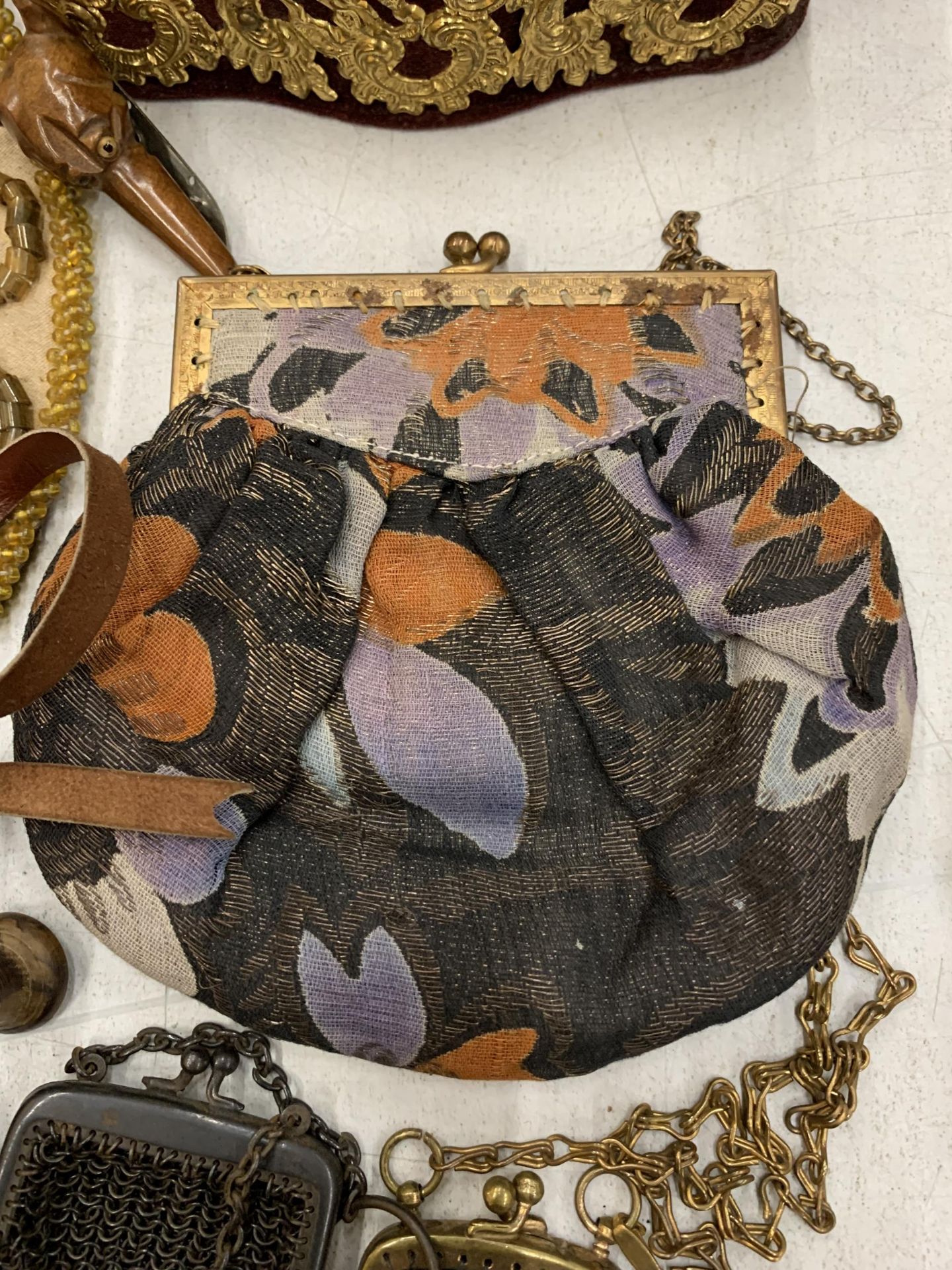 A SILVER PLATED 'FINGER' PURSE, MINIATURE CHAIN BAGS, FABRIC BAGS, BADGES, BROOCHES, ETC - Image 3 of 4