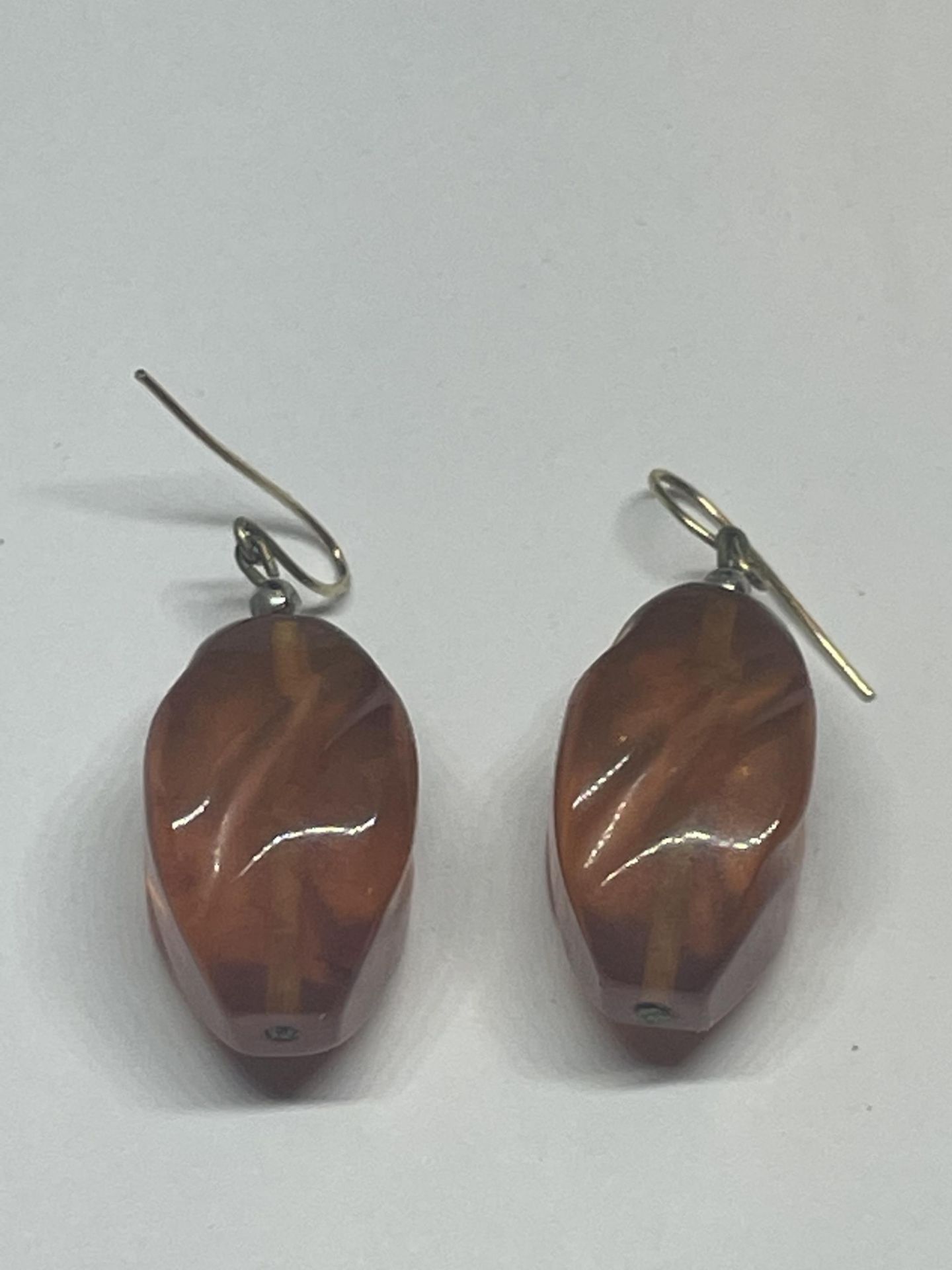 A PAIR OF AMBER DROP EARRINGS