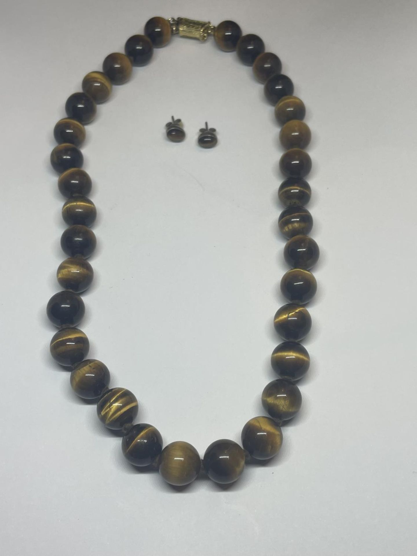 A TIGERS EYE NECKLACE AND A PAIR OF EARRINGS