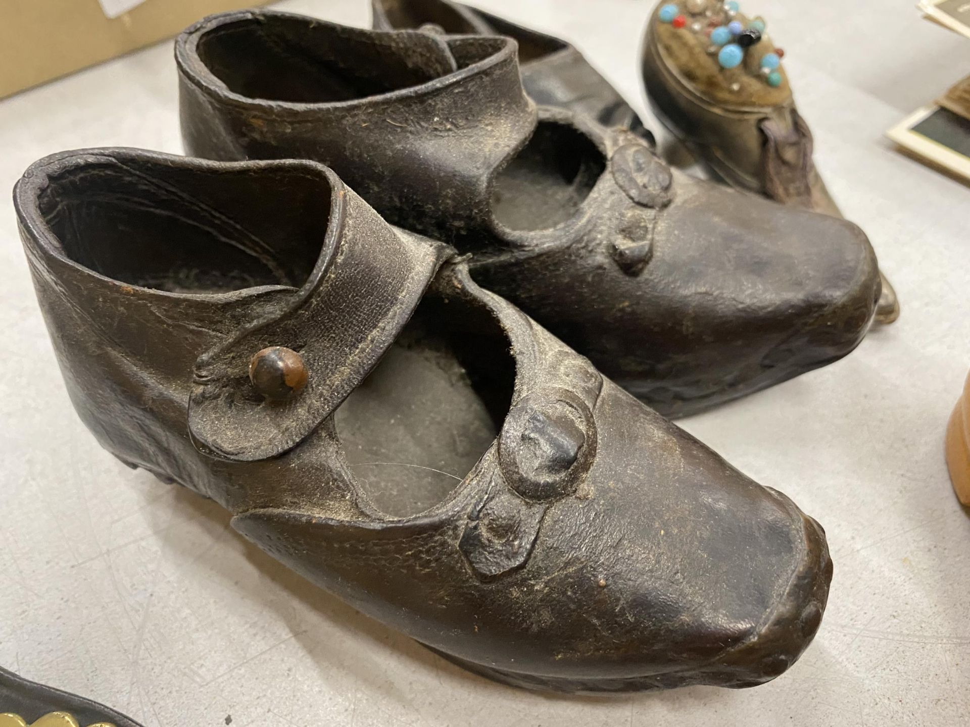 A COLLECTION OF MINIATURE SHOES TO INCLUDE A TREEN SNUFF BOX, VINTAGE CHILDREN'S CLOGS, PIN - Image 2 of 4
