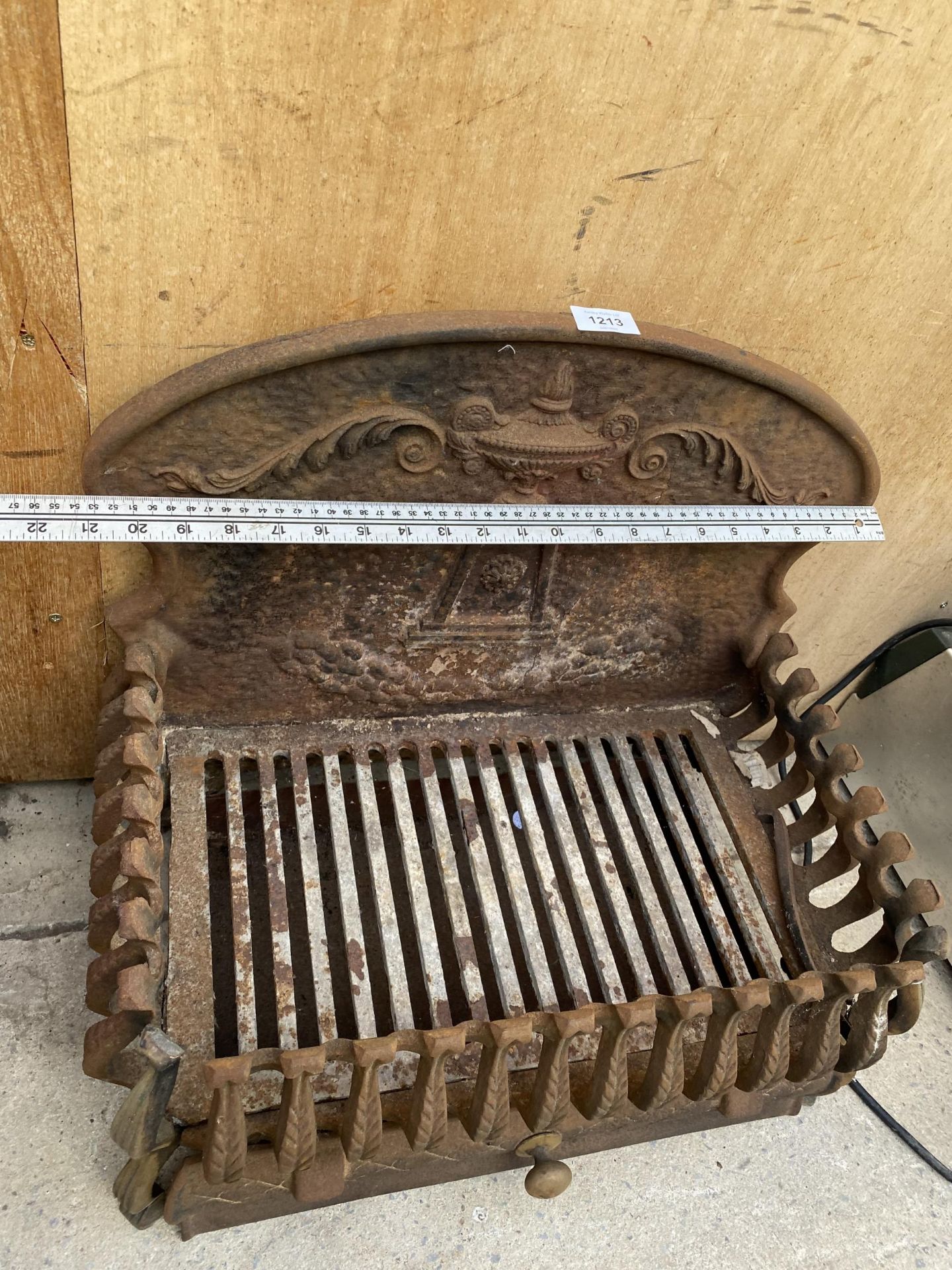 A VINTAGE CAST IRON FIRE GRATE WITH DECORATIVE CAST IRON BACK - Image 5 of 5