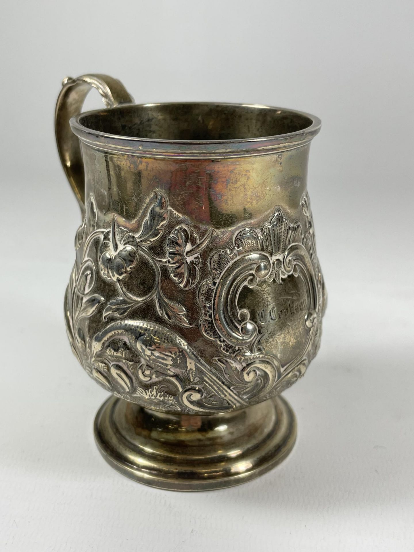 A GEORGE IV SILVER CHRISTENING MUG, HALLMARKS FOR LONDON 1830, MAKERS MARK 'E.H', HEIGHT 10CM,