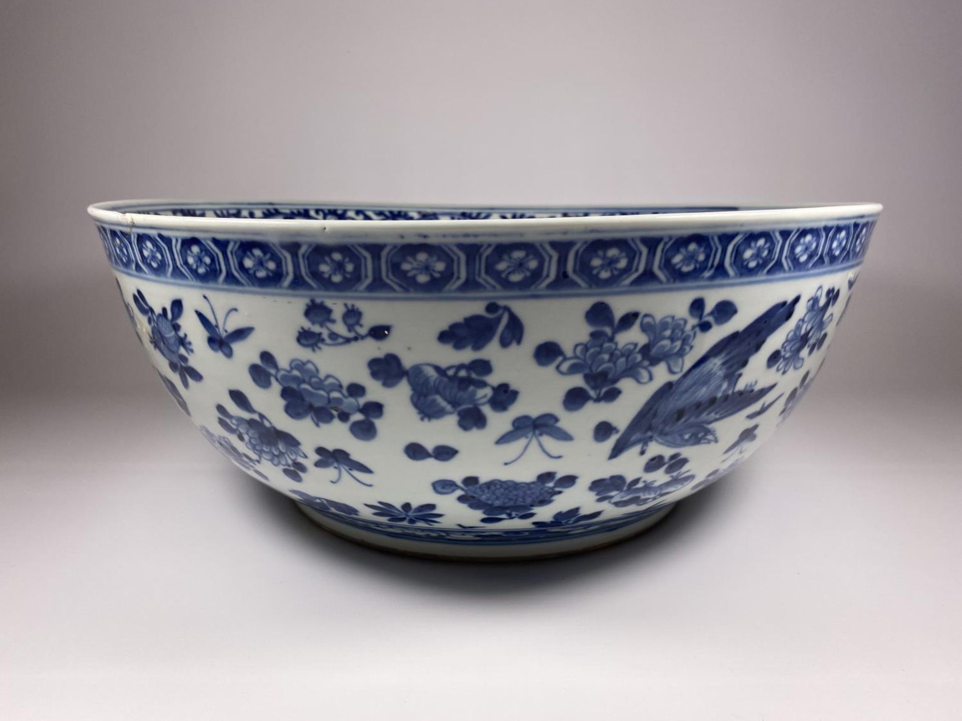 A LARGE AND IMPRESSIVE EARLY 19TH CENTURY CHINESE QING BLUE AND WHITE PORCELAIN PUNCH / FRUIT BOWL - Image 9 of 14