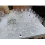 AN ASSORTMENT OF GLASS WARE TO INCLUDE EDINBURGH CRYSTAL TUMBLERS, SHERRY GLASSES AND WINE GLASSES