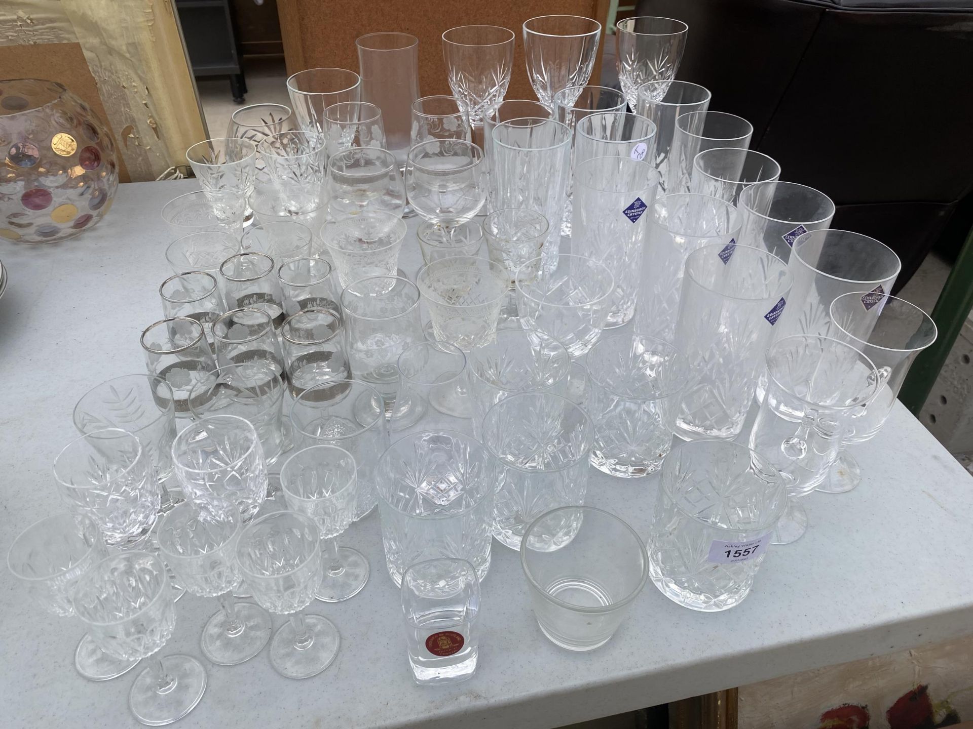 AN ASSORTMENT OF GLASS WARE TO INCLUDE EDINBURGH CRYSTAL TUMBLERS, SHERRY GLASSES AND WINE GLASSES