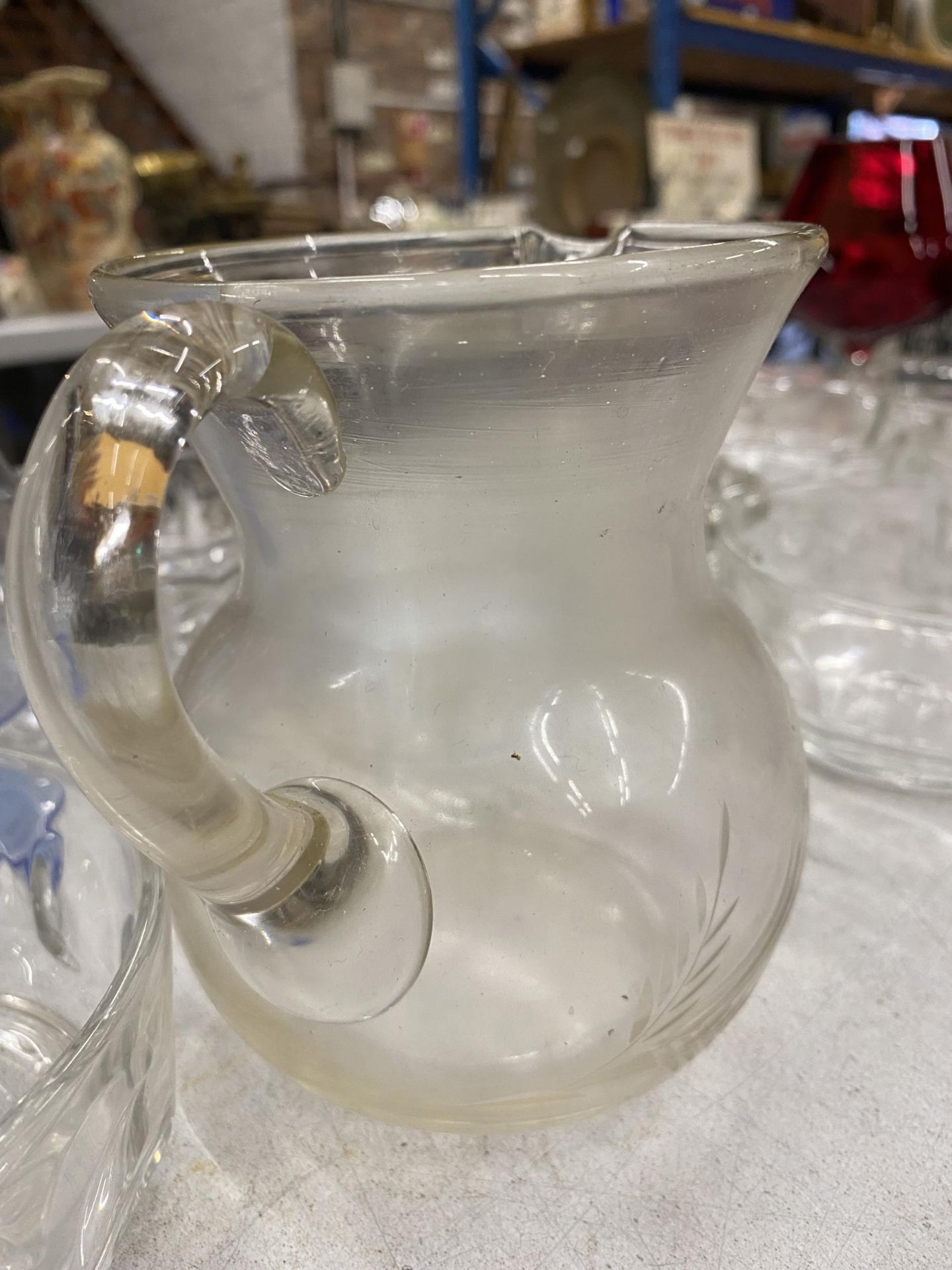 A QUANTITY OF GLASSWARE TO INCLUDE DESSERT BOWLS, GLASSES, VASE, JUG, ETC - Image 4 of 5