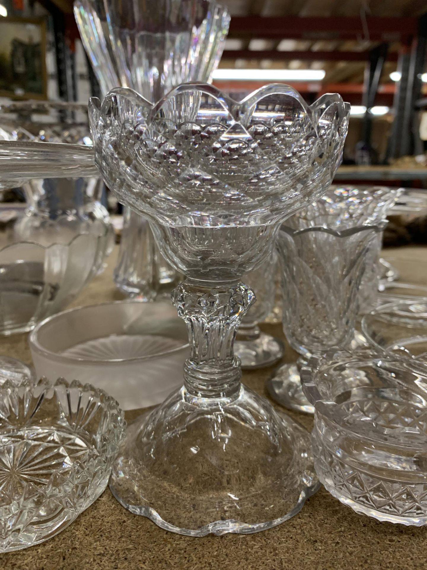 LARGE QUANTITY OF GLASSWARE TO INCLUDE VASES, CAKE STANDS ETC - Image 3 of 4