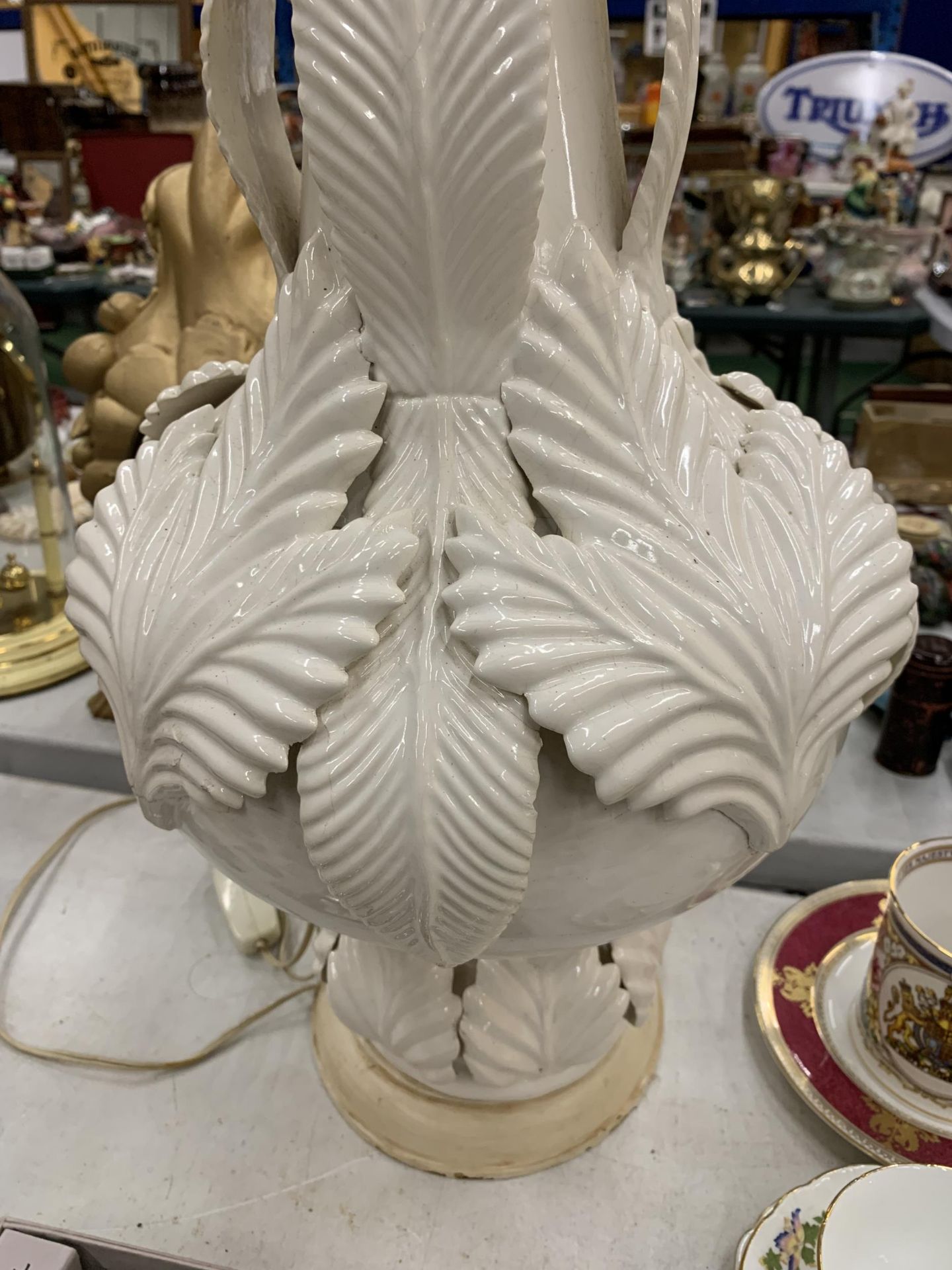 A LARGE CERAMIC SPANISH TABLE LAMP WITH LEAF PATTERN - A/F TO BASE HEIGHT APPROX 72CM - Image 2 of 3