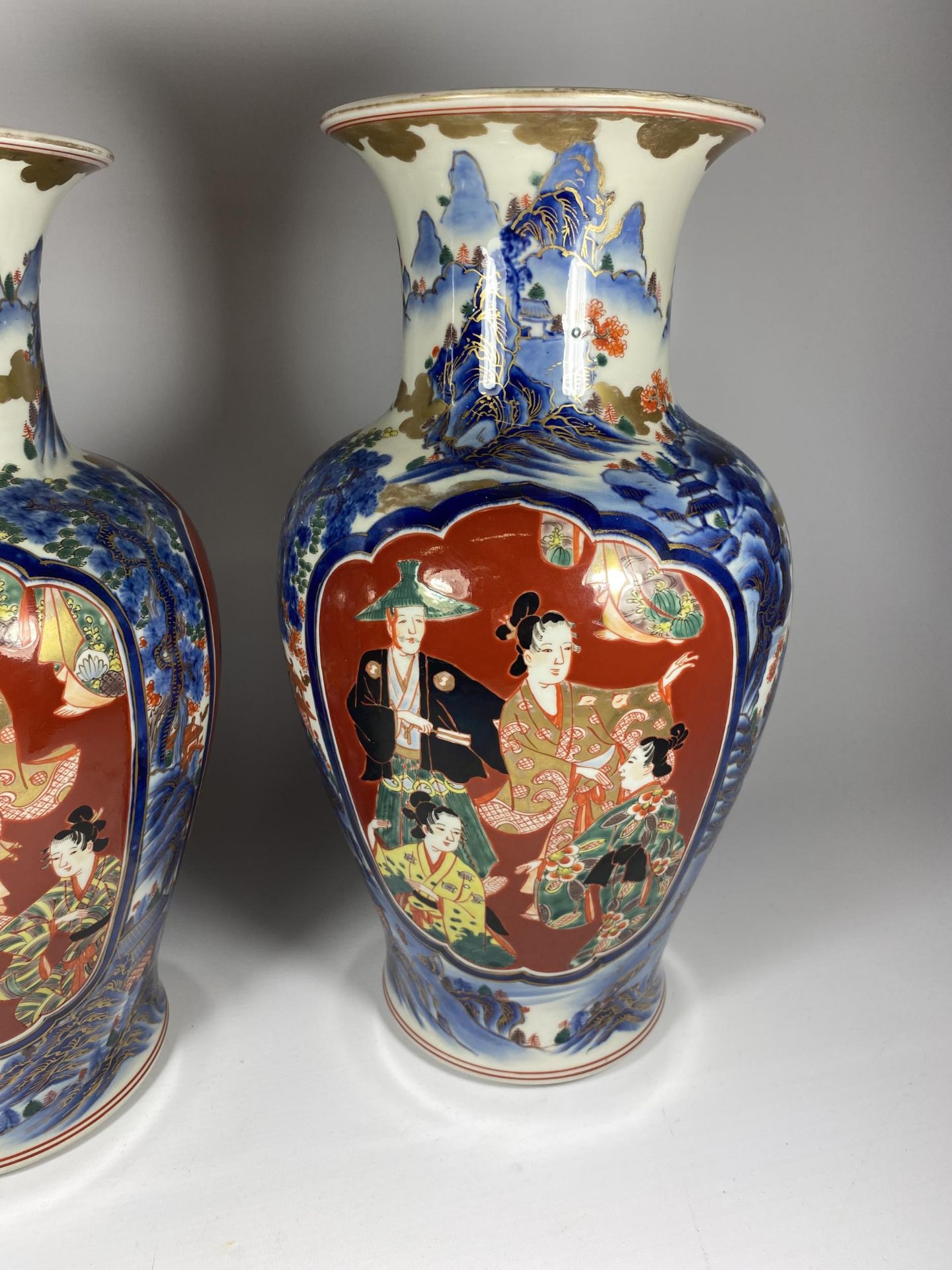 A LARGE PAIR OF JAPANESE MEIJI PERIOD (1868-1912) VASES WITH FIGURAL PANELS ON A MOUNTAIN - Image 3 of 6