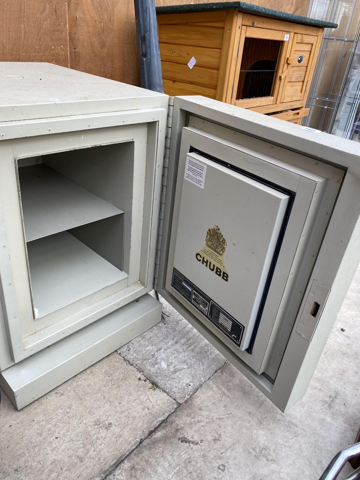 A LARGE CHUBB SAFE (UNLOCKED BUT NO KEY PRESENT) - Image 5 of 8