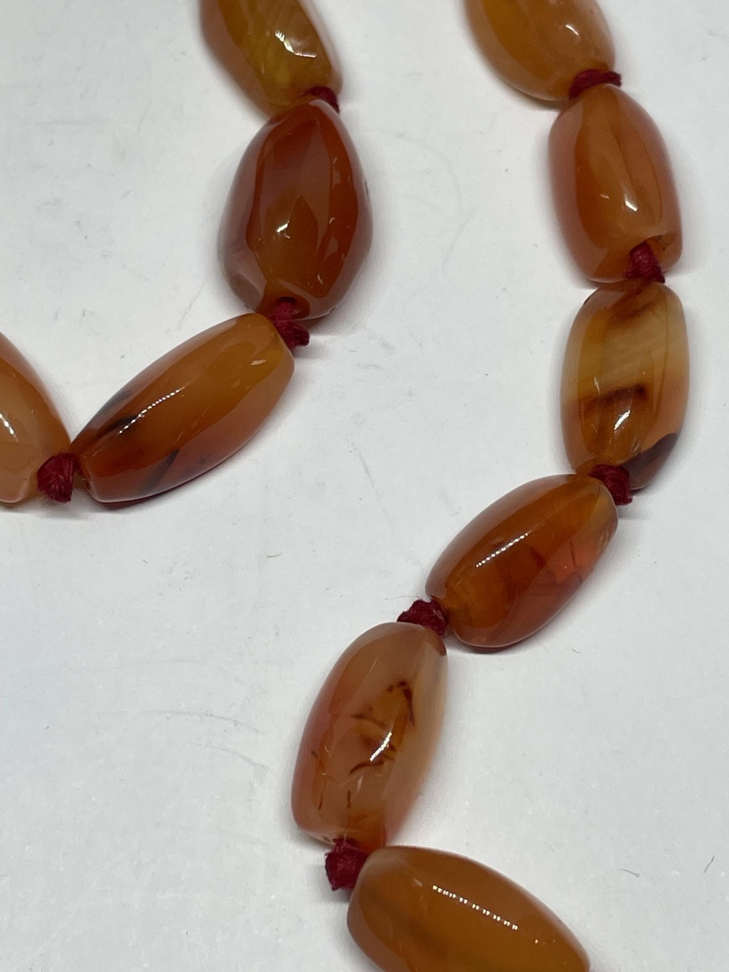 AN AMBER STYLE CARNELIAN CRYSTAL NECKLACE LENGTH 72CM - Image 3 of 3