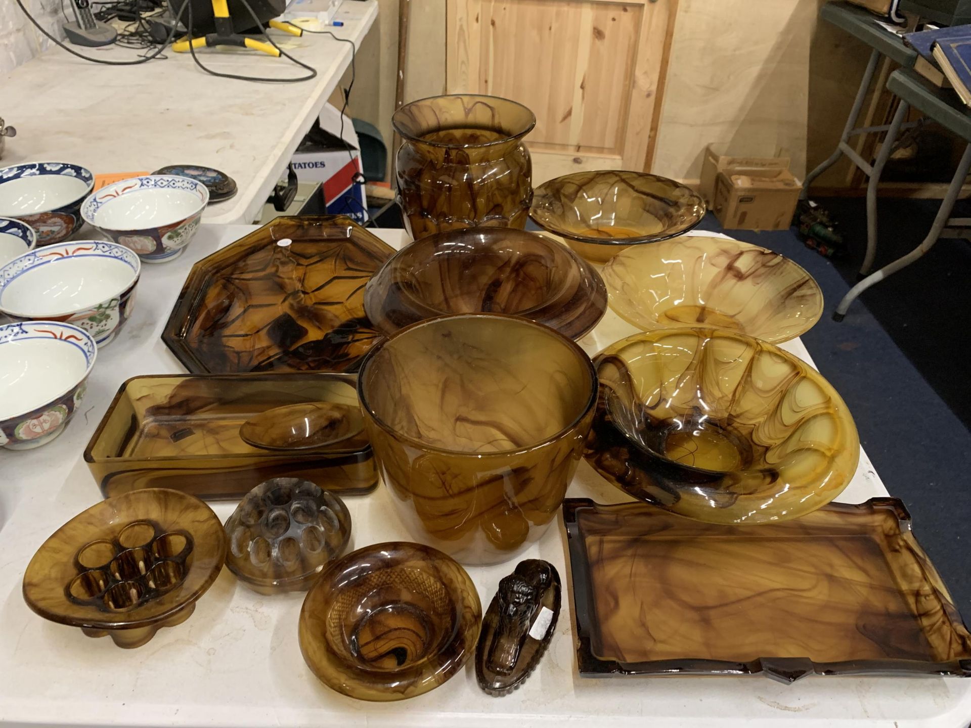 LARGE SELECTIOIN OF AMBER CLOUD GLASSWEAR TO INCLUDE FROGS, VASES, TRAYS AND MORE
