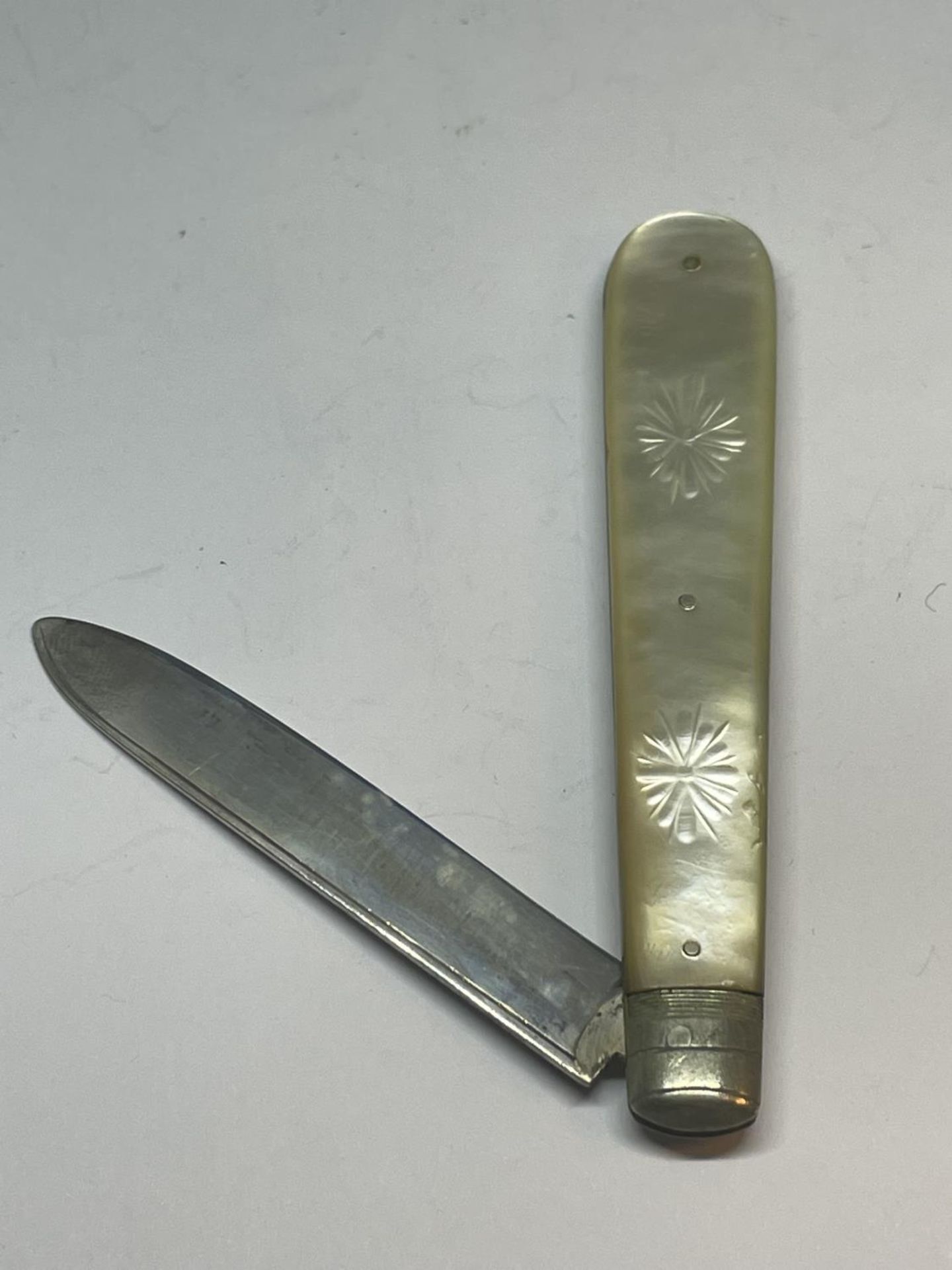 A MOTHER OF PEARL FRUIT KNIFE WITH DECORATIVE HALLMARKED SHEFFIELD 1904 - Image 2 of 3