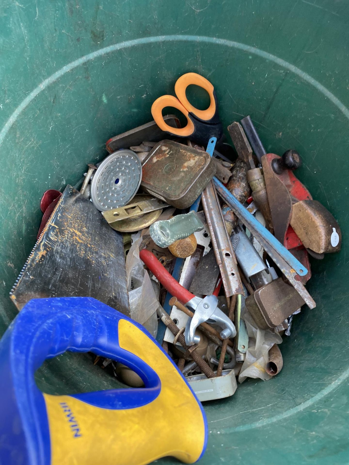 AN ASSORTMENT OF TOOLS TO INCLUDE A FOOT PUMP, WOOD PLANE AND HARDWARE ETC - Image 5 of 5