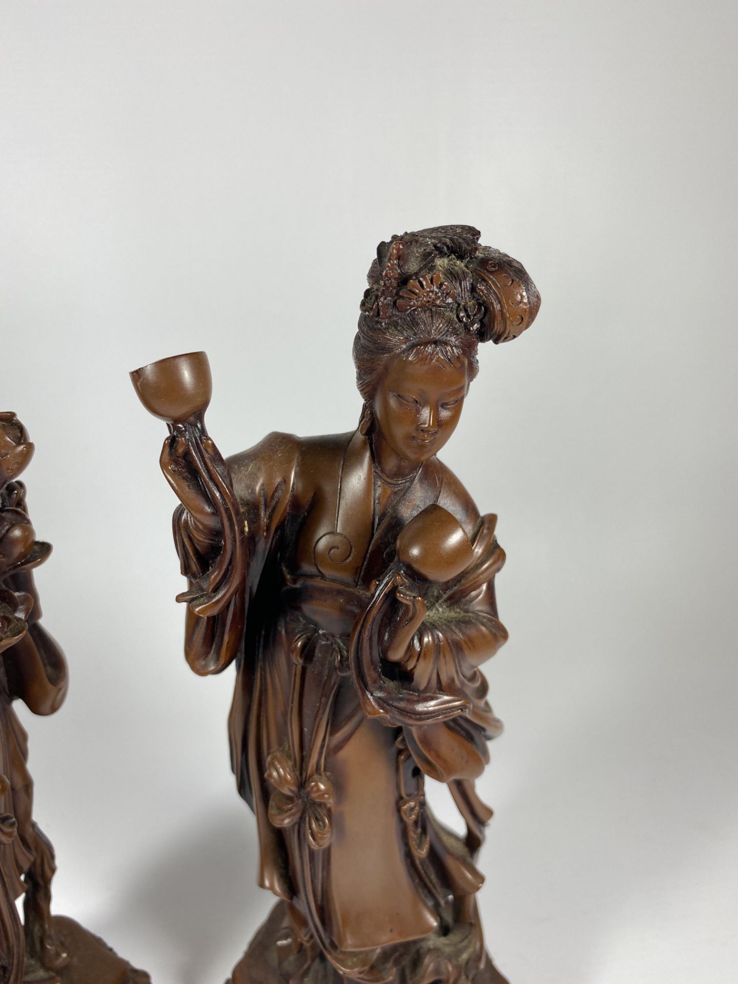 A PAIR OF ORIENTAL RESIN ROOTWOOD STYLE GEISHA FIGURES, HEIGHT 27CM - Image 2 of 4