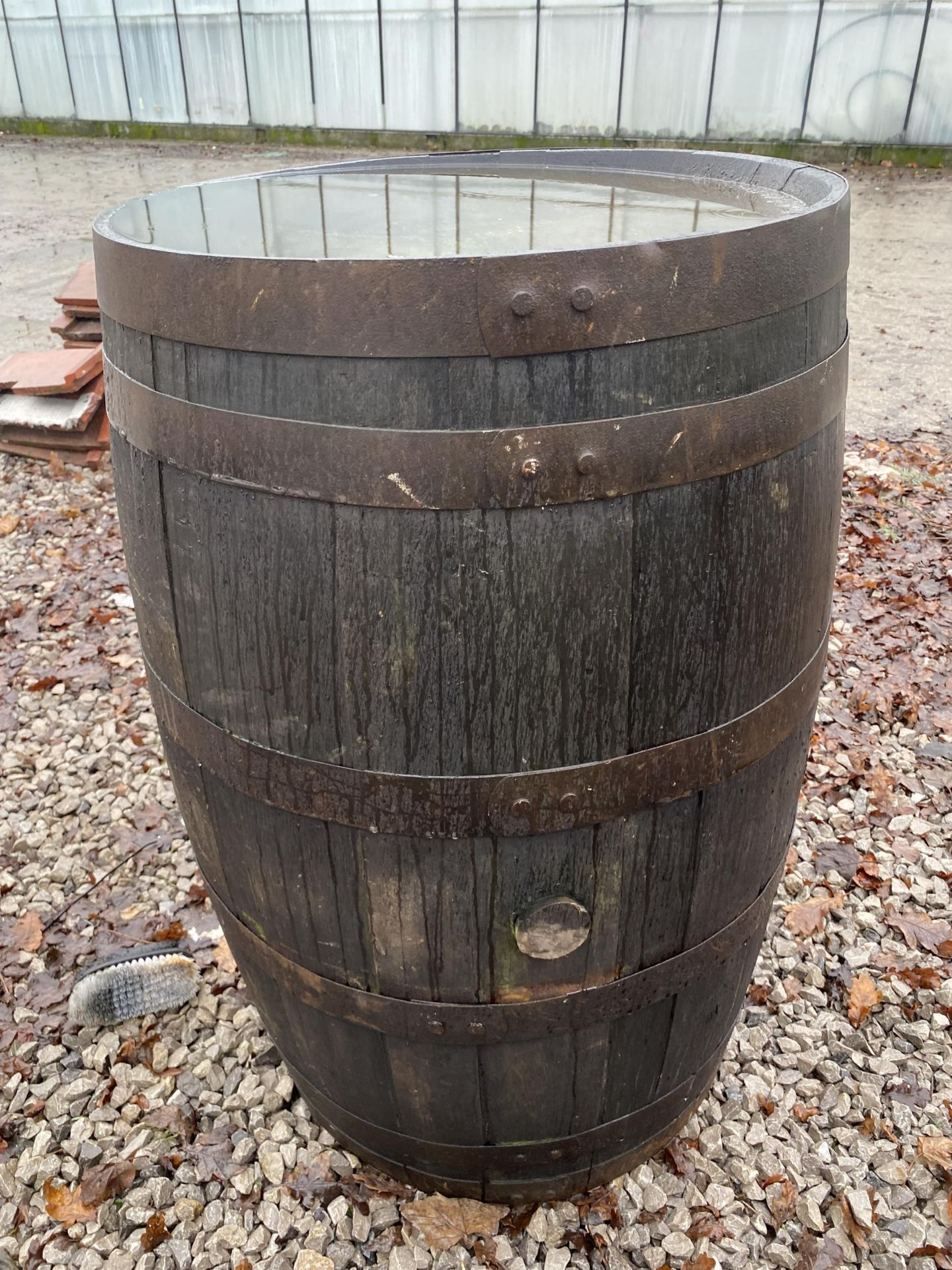A VINTAGE OAK WHISKY BARREL WITH METAL BANDING (HEIGHT 90 CM) - Image 2 of 4
