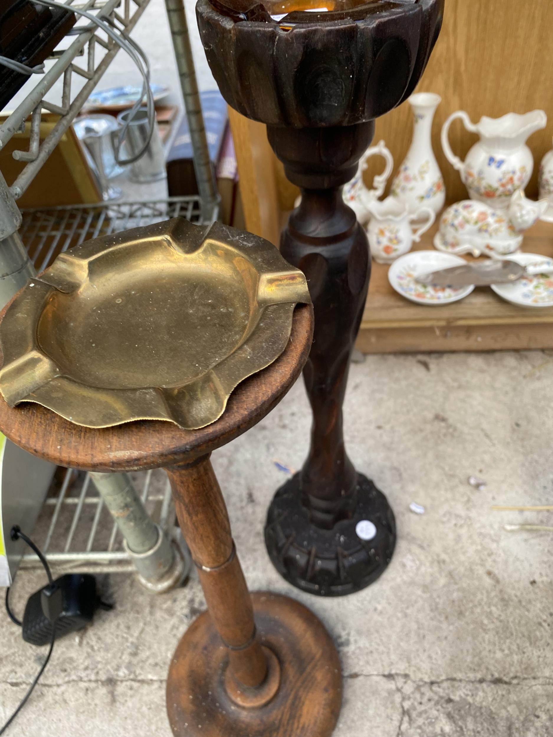 A PAIR OF WOODEN CARVED ASHTRAY HOLDER STANDS - Image 3 of 3