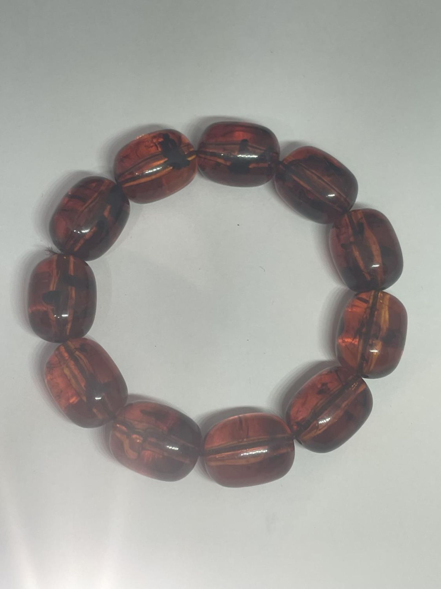 AN AMBER BRACELET - Image 2 of 4