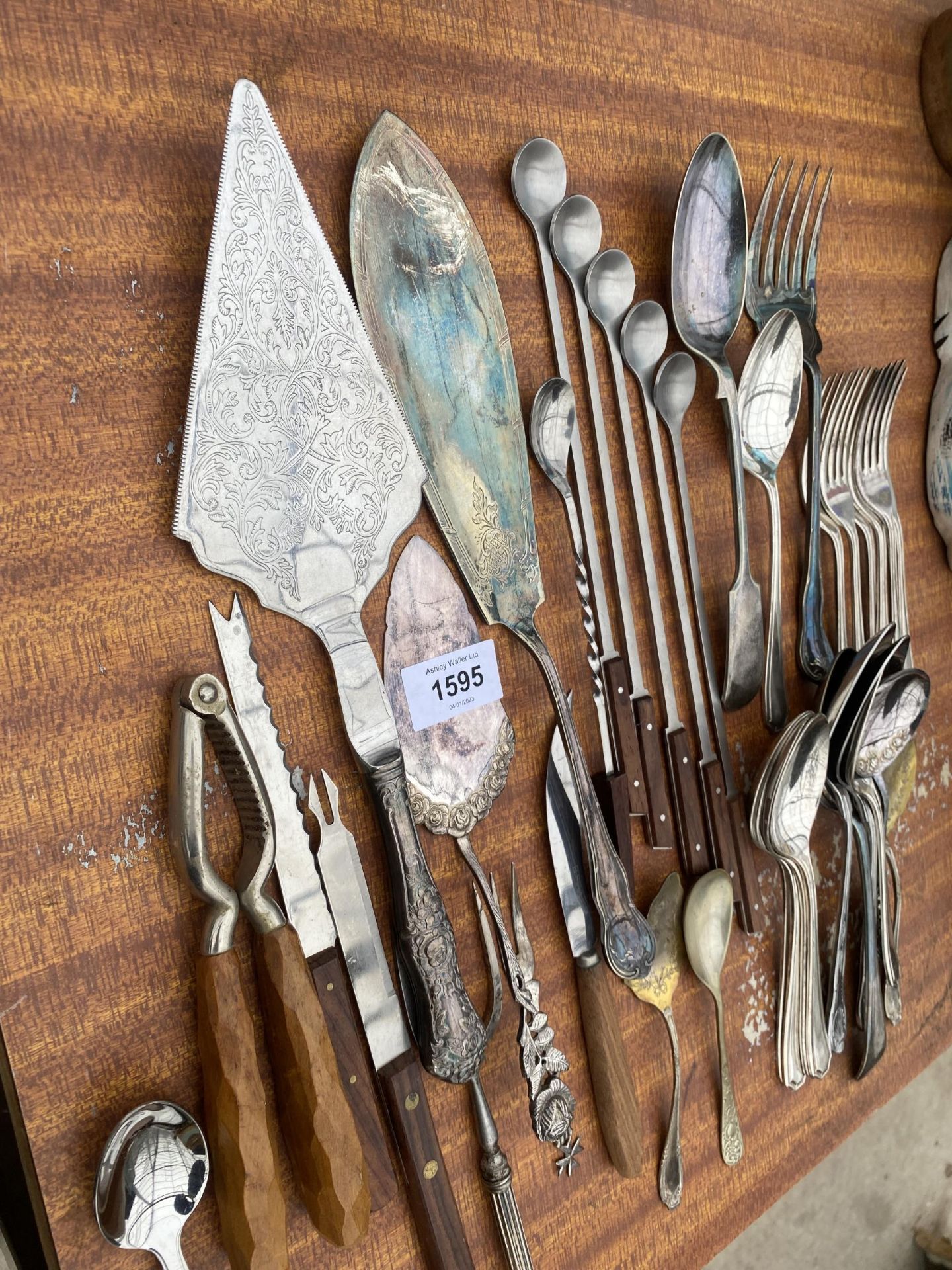 AN ASSORTMENT OF FLAT WARE TO INCLUDE CAKE SLICES, TOASTING FORKS AND SPOONS ETC - Image 2 of 2