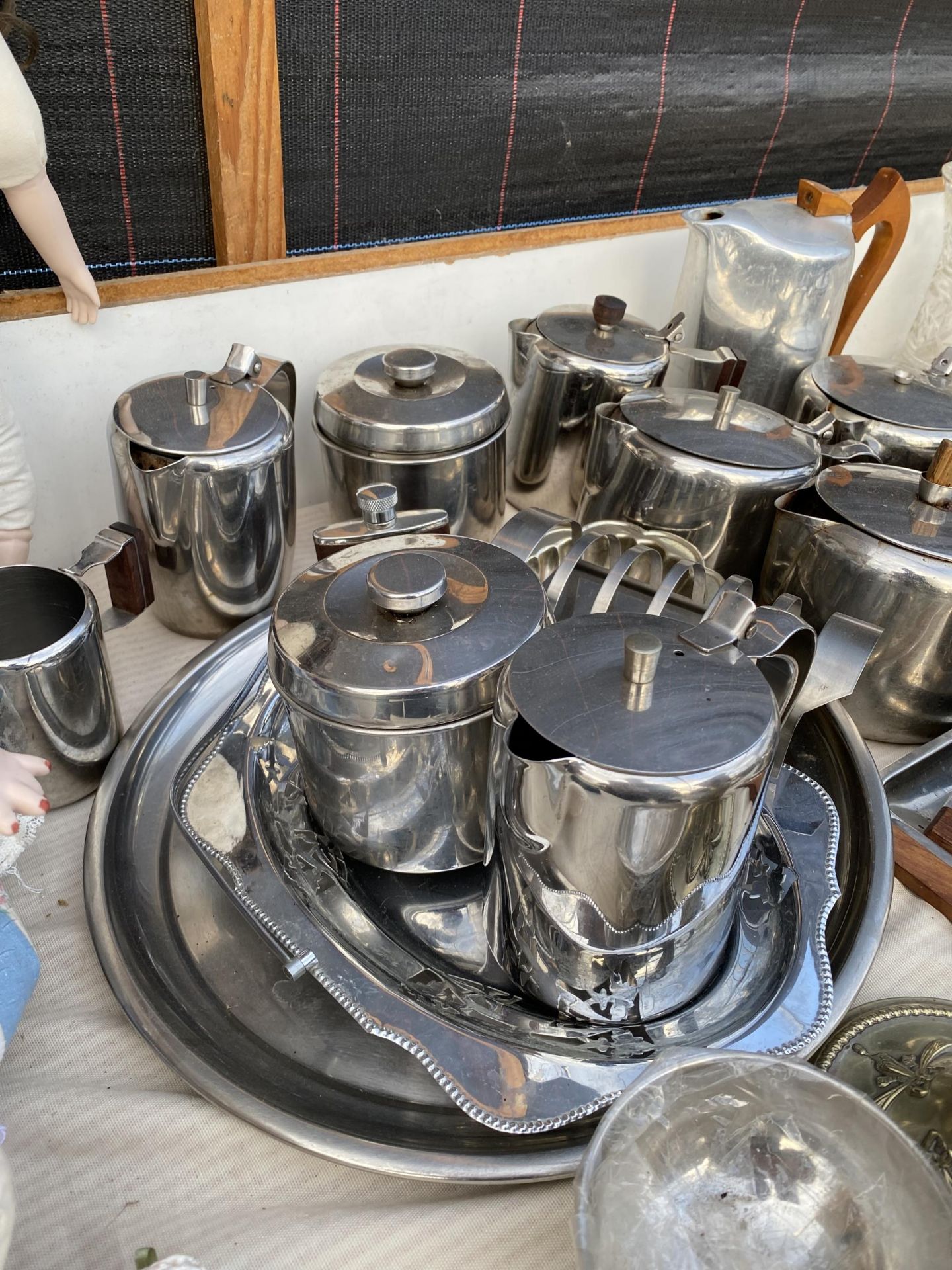 A LARGE ASSORTMENT OF STAINLESS STEEL ITEMS TO INCLUDE TEAPOTS, JUGS AND A toast rack etc - Bild 2 aus 3