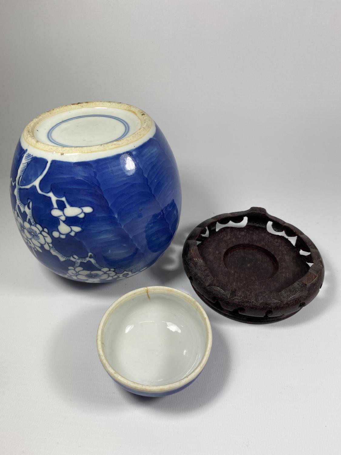 A LATE 19TH CENTURY CHINESE PORCELAIN PRUNUS BLOSSOM PATTERN GINGER JAR ON WOODEN BASE, DOUBLE - Image 4 of 6