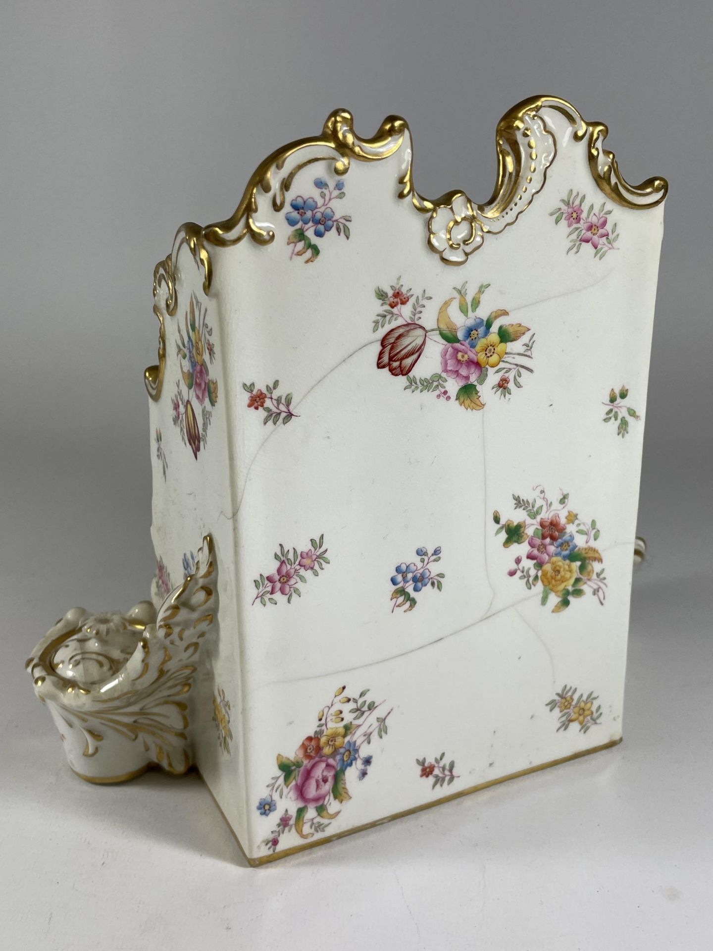 AN EARLY 20TH CENTURY T GOODE & CO COPELAND PORCELAIN DRESSING TABLE STAND / TIDY, (A/F), HEIGHT - Image 4 of 5