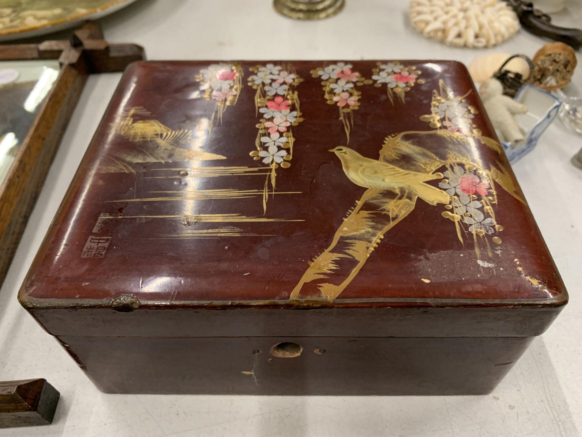 AN ORIENTAL STYLE LACQUERED BOX CONTAINING A QUANTITY OF YELLOW METAL COSTUME JEWELLERY TO INCLUDE - Image 2 of 3