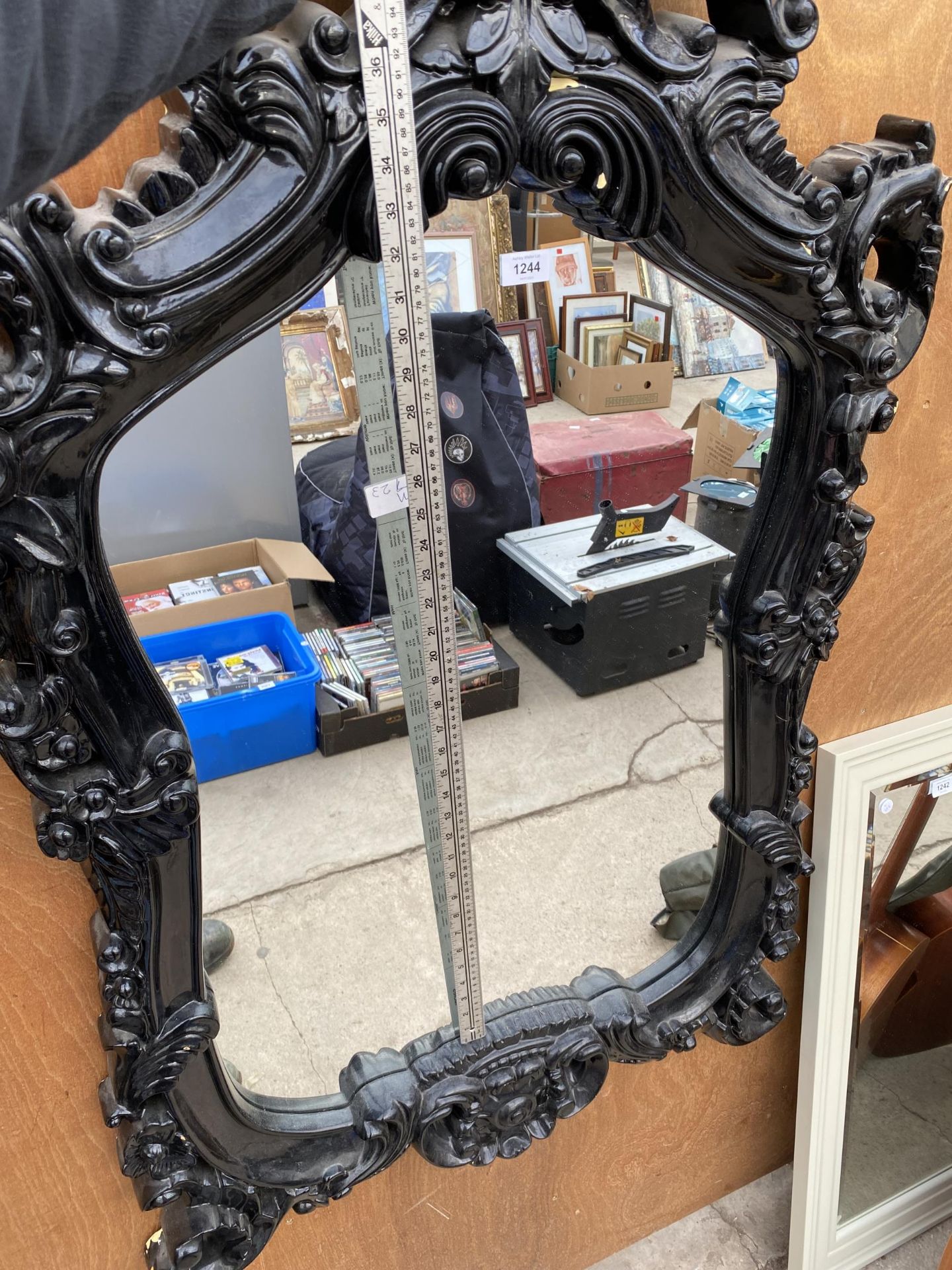 A LARGE ORANATE FRAMED WALL MIRROR - Image 6 of 7