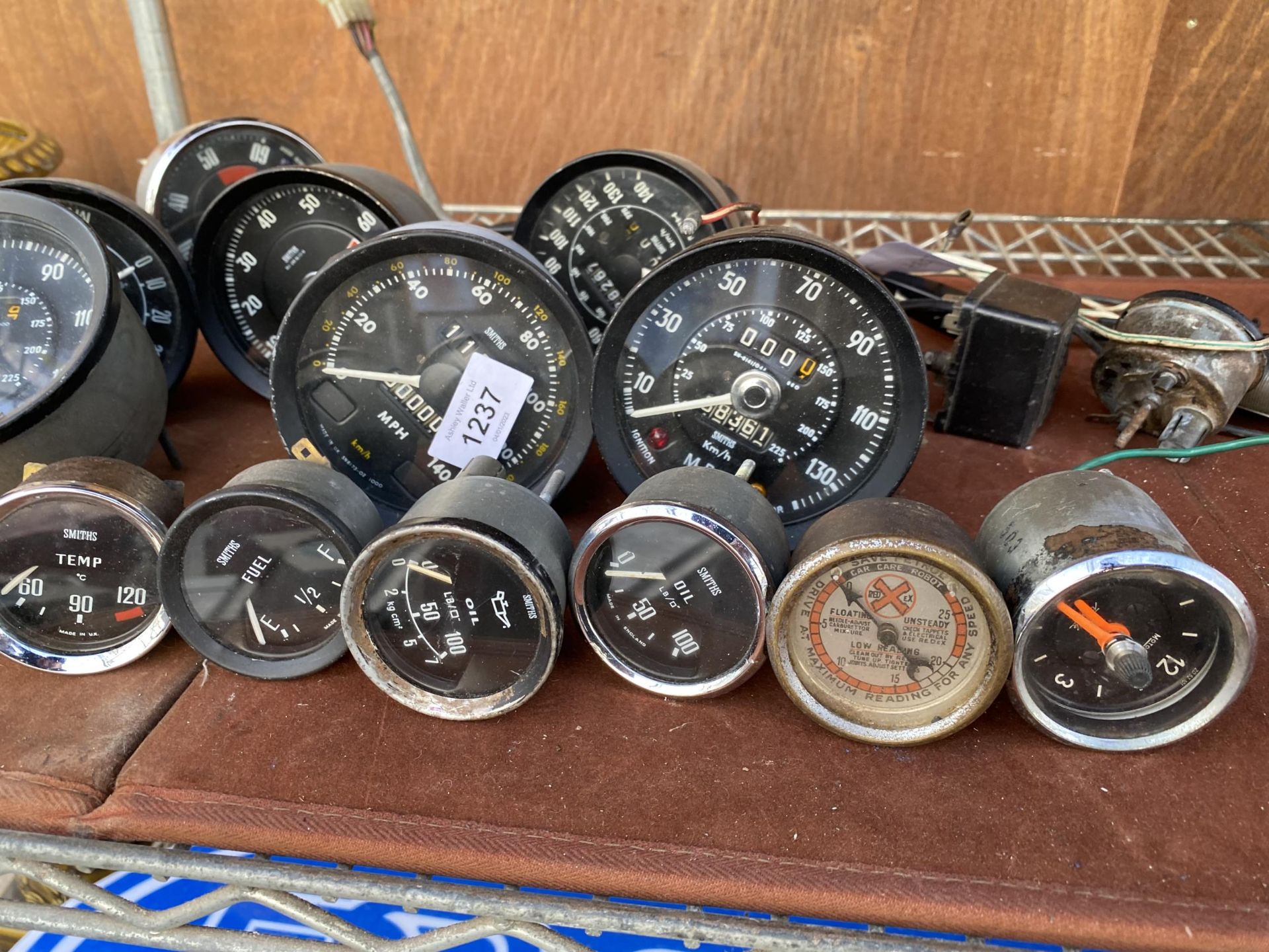 AN ASSORTMENT OF VINTAGE AUTOMOBILE DASHBOARD GAUGES TO INCLUDE SPEEDOMETERS, CLOCKS AND OIL - Image 2 of 3