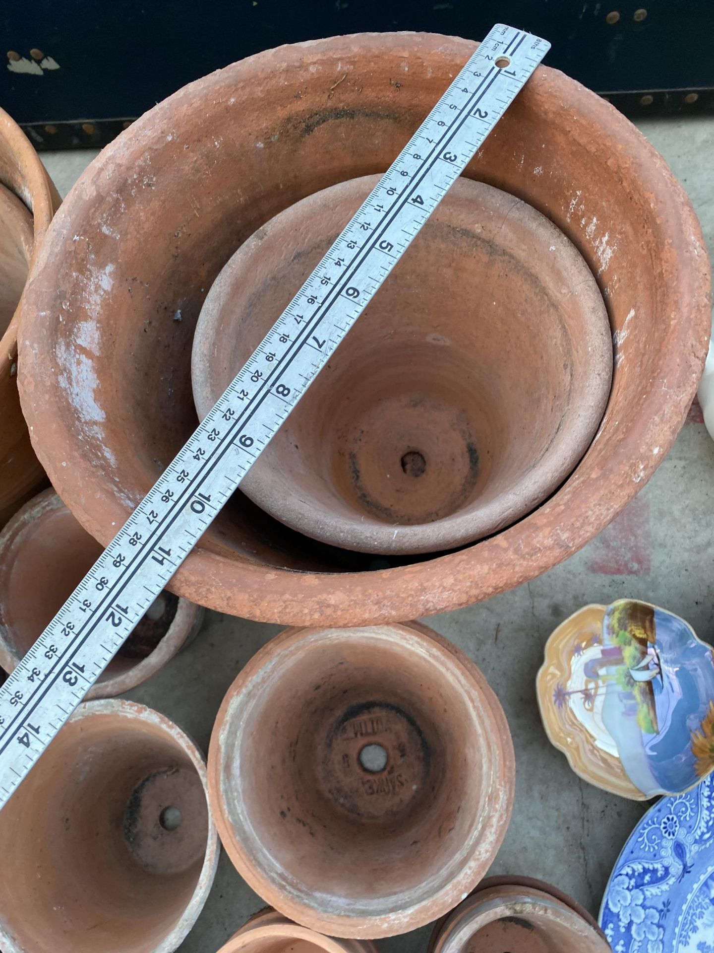 A LARGE ASSORTMENT OF TERRACOTTA PLANT POTS OF VARIOUS SIZES - Image 4 of 5