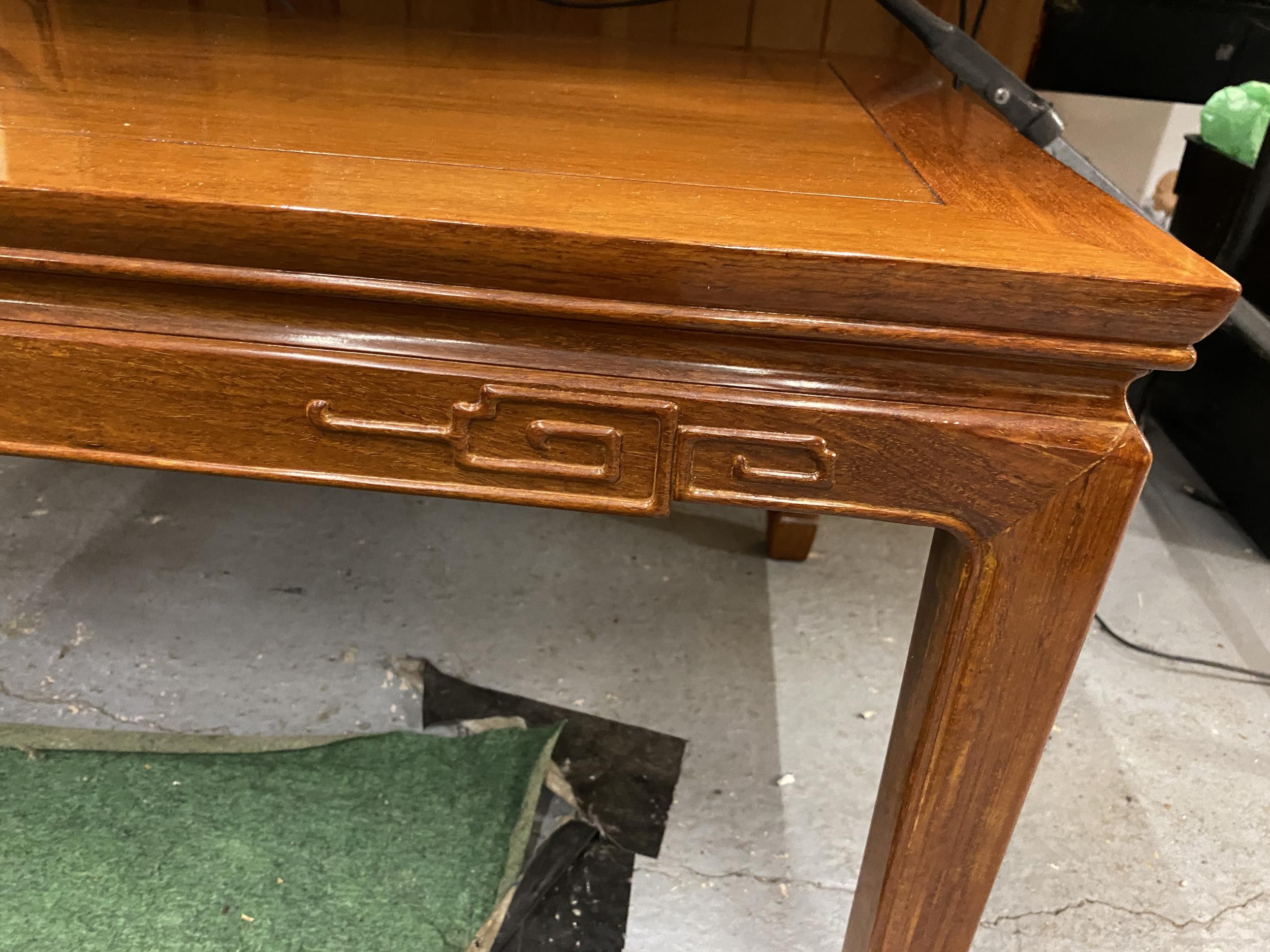 A CHINESE YEW WOOD LOW HUANGHALI COFFEE TABLE, 40 X 103 X 50CM - Image 2 of 3