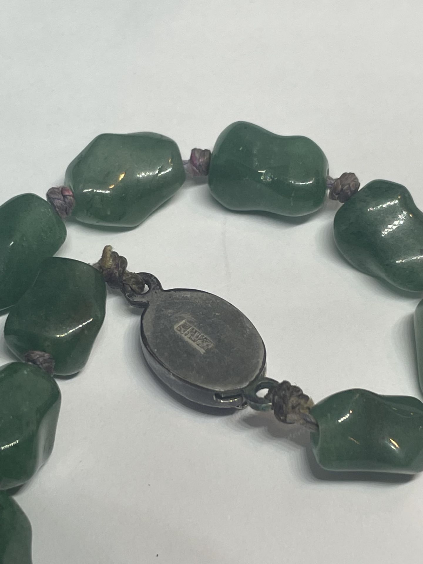 A JADE KNOTTED NECKLACE WITH A MARKED SILVER CLASP IN A PRESENTATION BOX - Bild 3 aus 3