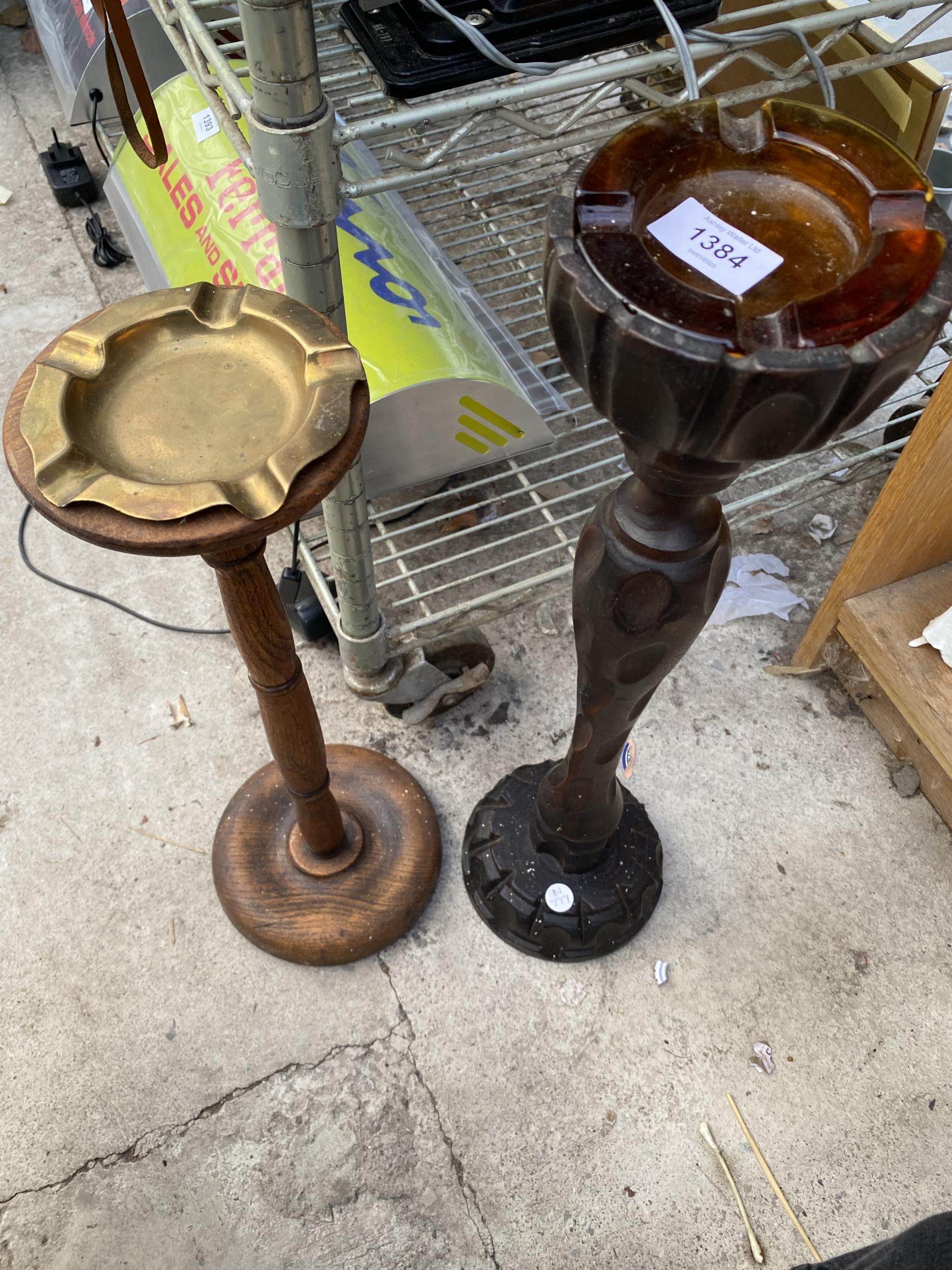 A PAIR OF WOODEN CARVED ASHTRAY HOLDER STANDS