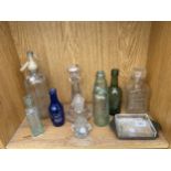 AN ASSORTMENT OF GLASS WARE TO INCLLUDE NAMED BOTTLES AND A DECANTOR