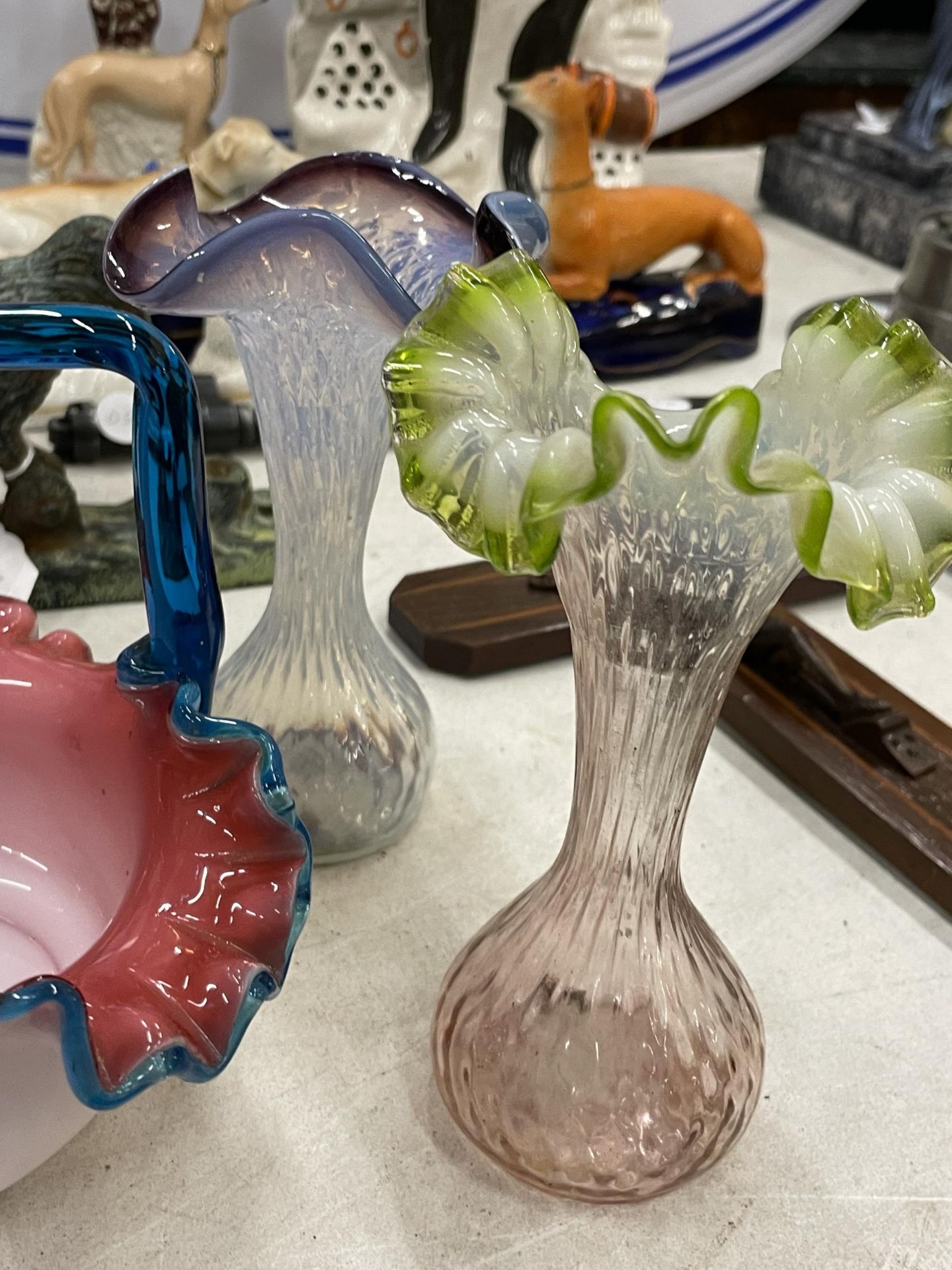 A MIXED GROUP OF ART GLASSWARE TO INCLUDE VASELINE TRUMPET GLASS, CRANBERRY ETC - Image 3 of 3