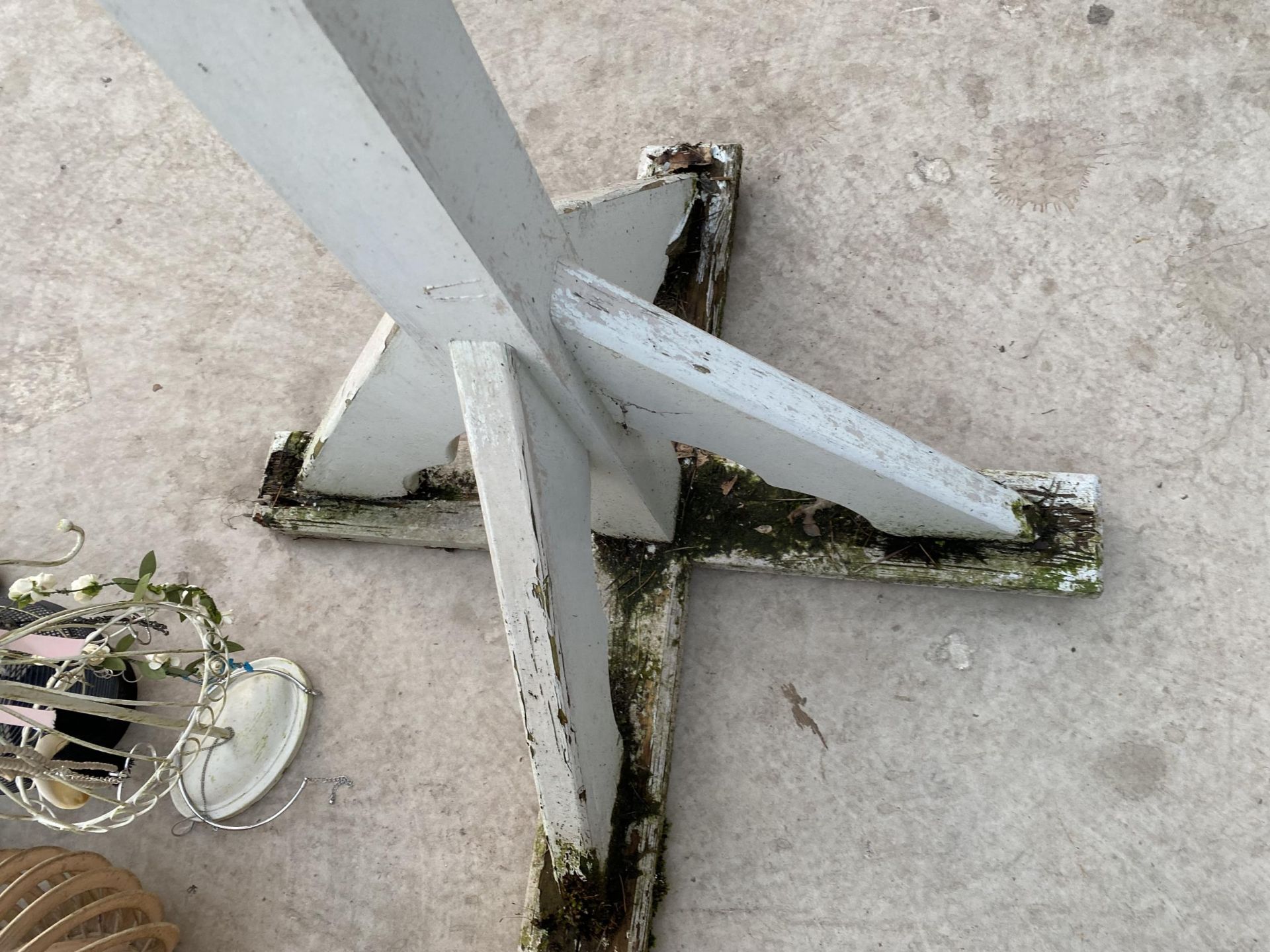 A WOODEN BIRD TABLE WITH SLATE ROOF - Image 3 of 5