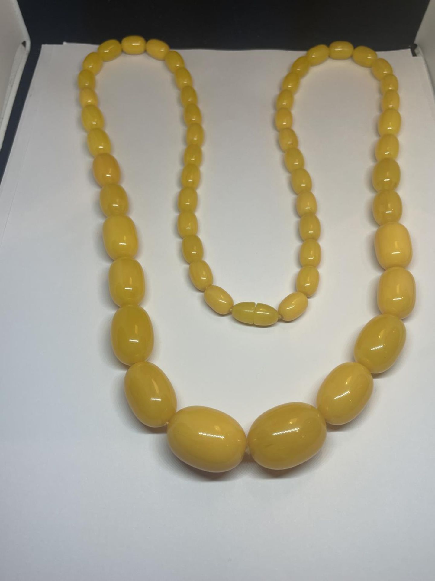 A BUTTERSCOTCH AMBER NECKLACE WITH DISCREET SCREW CLASP LENGTH 95CM - Image 2 of 5