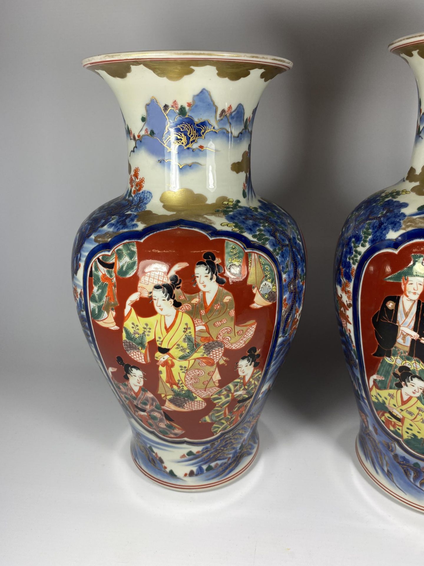 A LARGE PAIR OF JAPANESE MEIJI PERIOD (1868-1912) VASES WITH FIGURAL PANELS ON A MOUNTAIN - Image 2 of 6