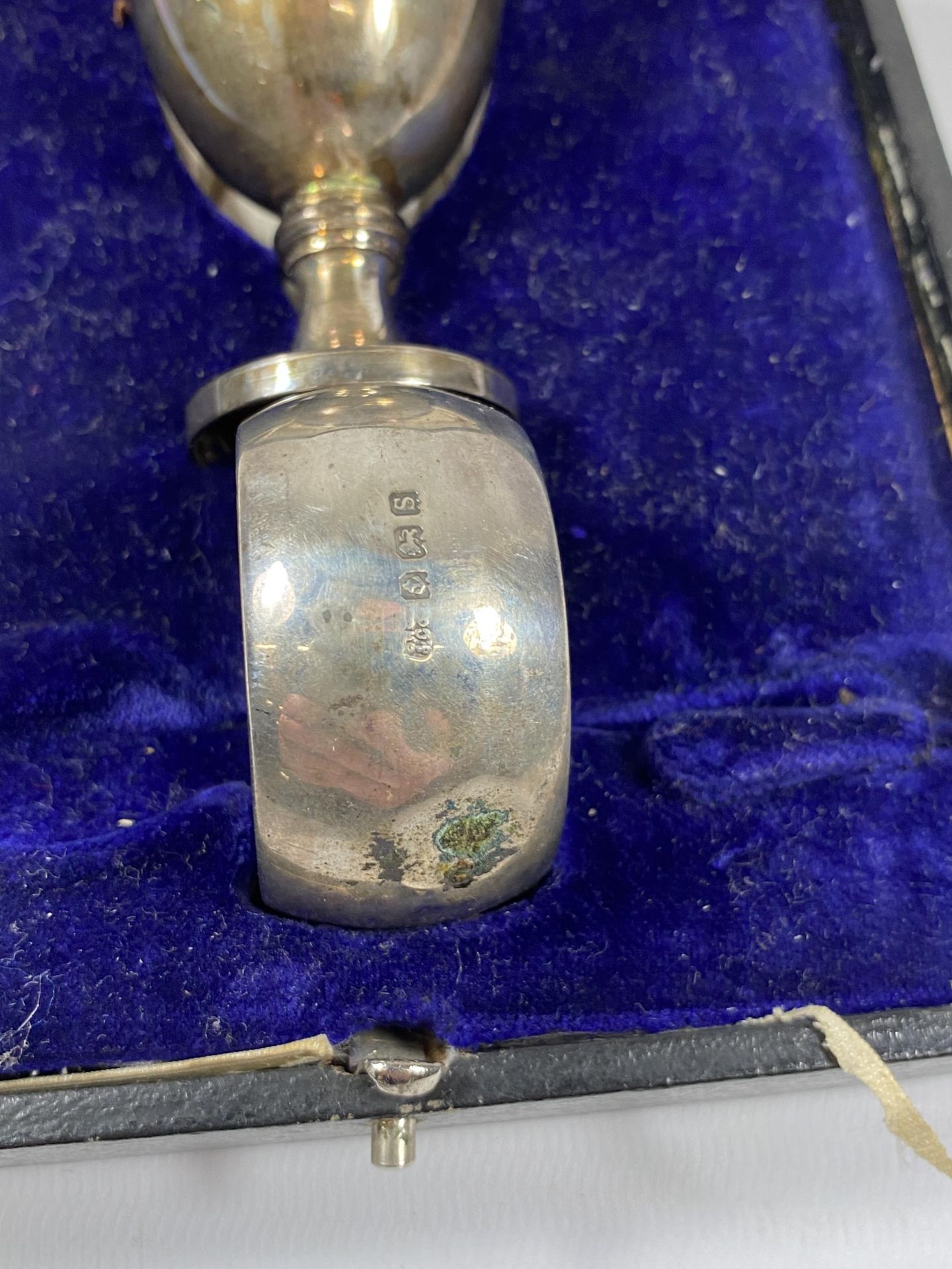 A CASED HALLMARKED SILVER CHRISTENING SET COMPRISING CUP & NAPKIN RING - Image 3 of 4