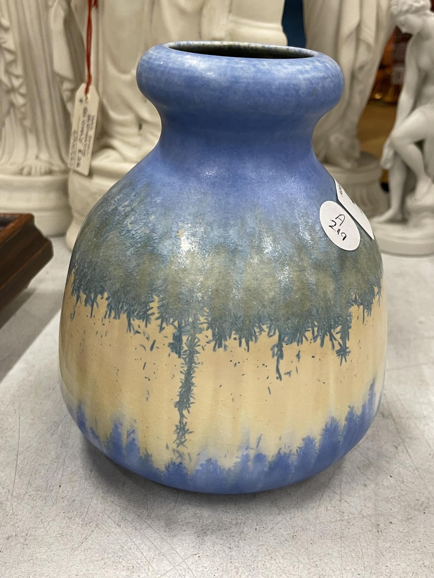 AN ART DECO RUSKIN POTTERY VASE WITH IMPRESSED DATE MARKS TO BASE, 1931 - Image 2 of 3