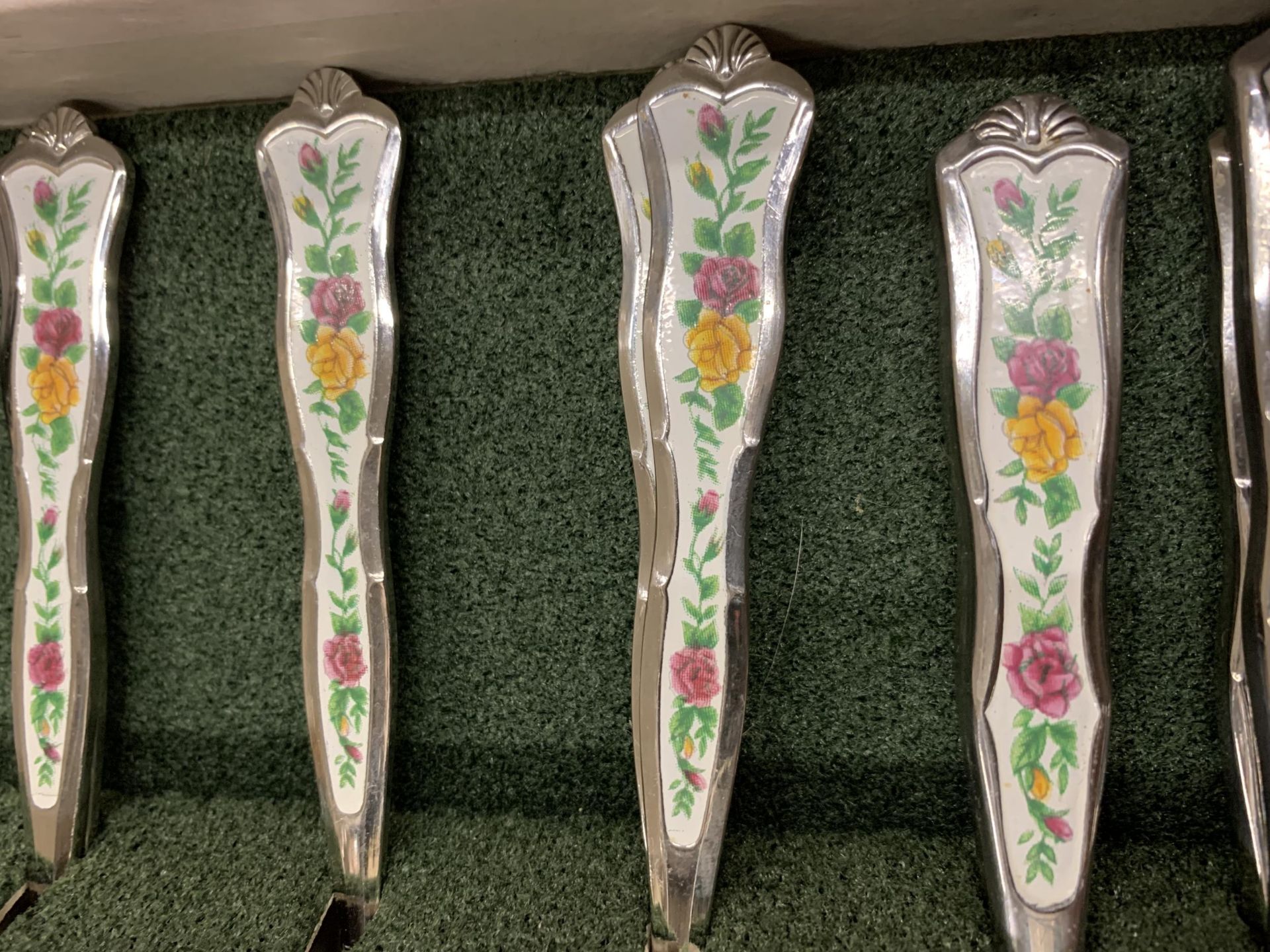 A BOXED SET OF ROYAL ALBERT OLD COUNTRY ROSES FLATWARE - Image 3 of 3
