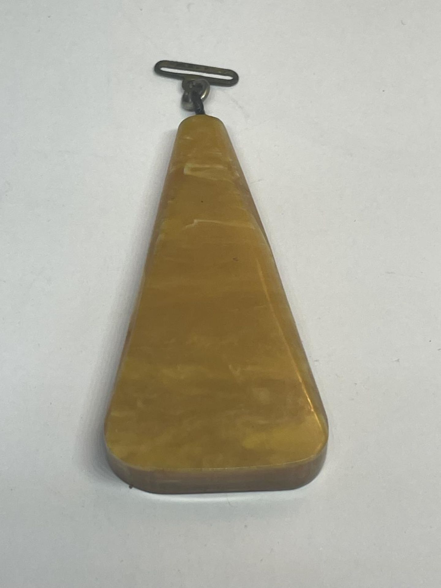 AN ABSTRACT STYLE AMBER PENDANT