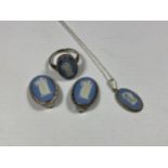 A WEDGWOOD JASPERWARE JEWELLERY SET - EARRINGS, NECKLACE AND RING