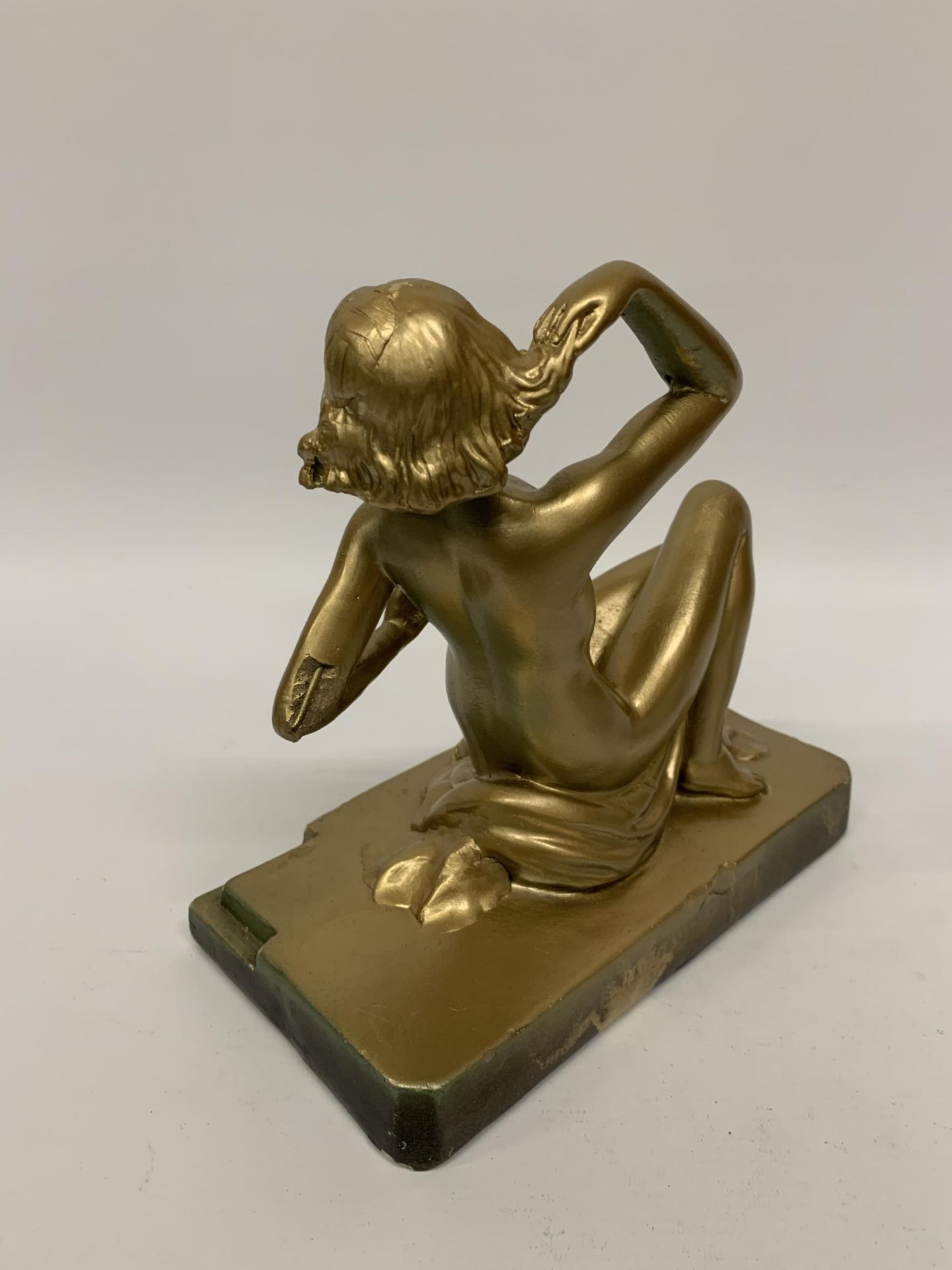 A METAL ART DECO STYLE GOLD COLOURED FIGURE 'RING LADY' HEIGHT 23CM, LENGTH 24CM - Image 5 of 6