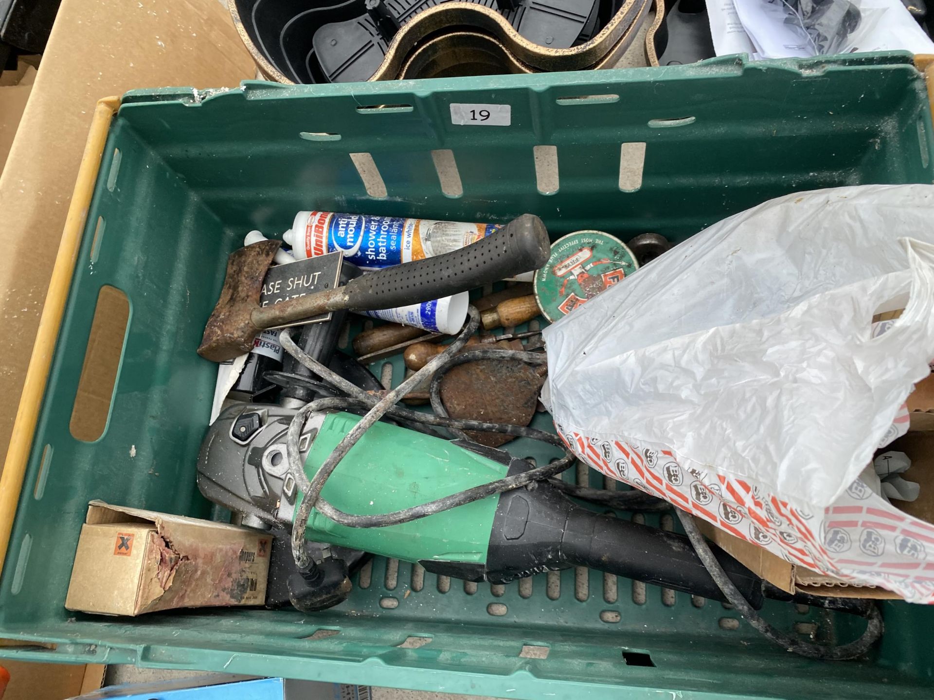 AN ASSORTMENT OF ITEMS TO INCLUDE AN ANGLE GRINDER, ROOF BARS AND AN AXE ETC - Image 4 of 5