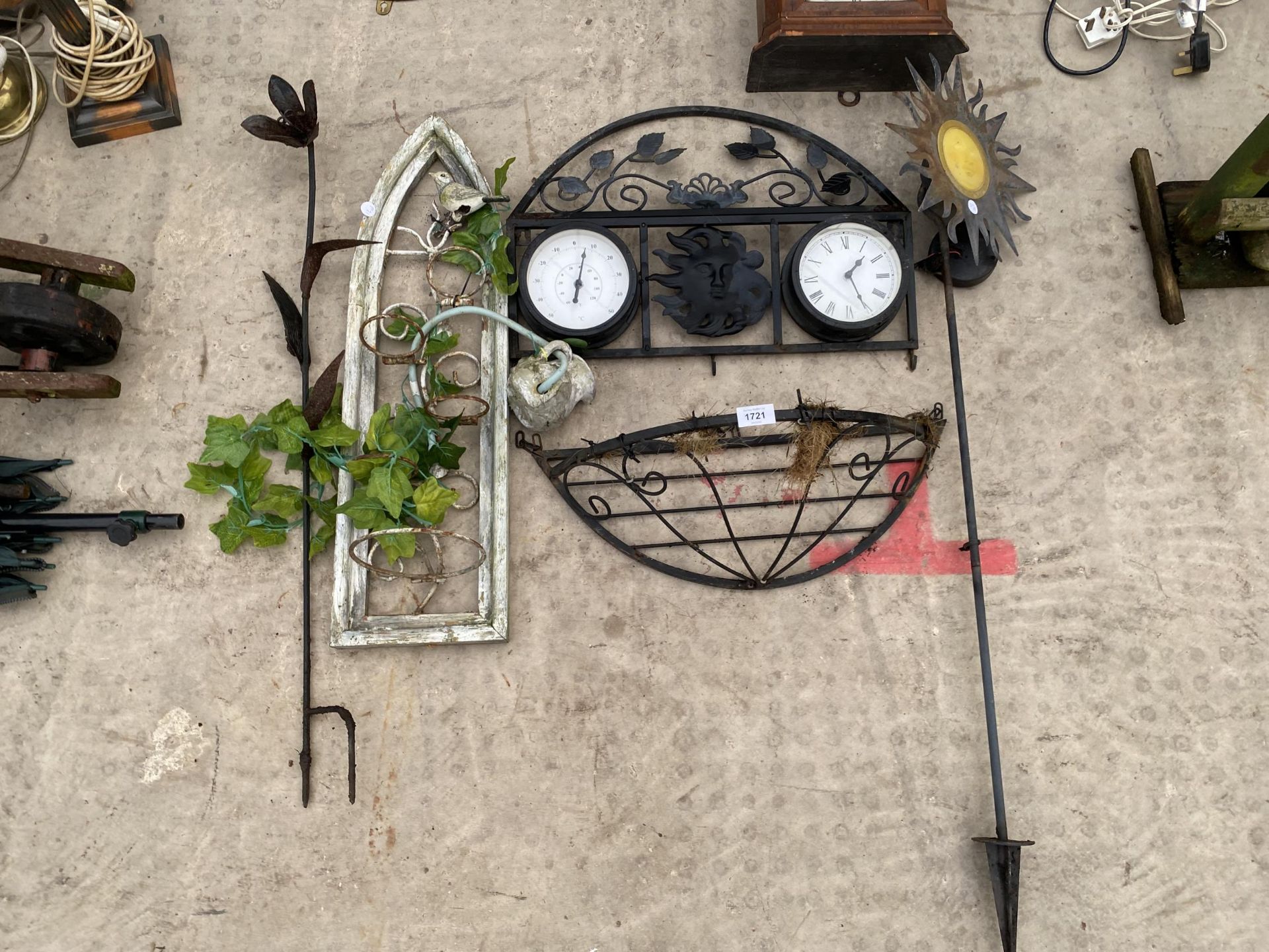 AN ASSORTMENT OF GARDEN ITEMS TO INCLUDE A SMALL HAYRACK, A WALL MOUNTED CLOCK AND THERMOMETER ETC