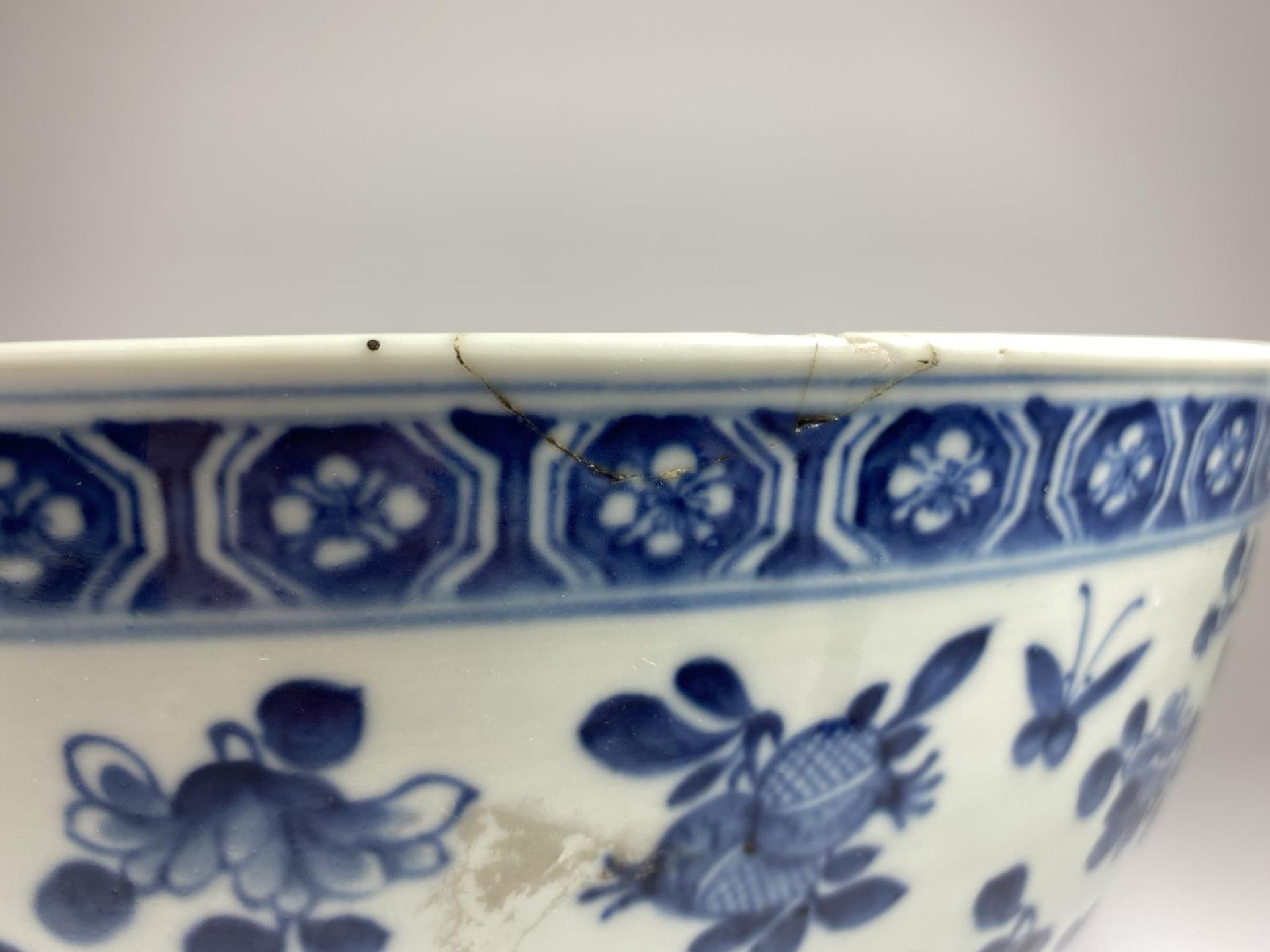 A LARGE AND IMPRESSIVE EARLY 19TH CENTURY CHINESE QING BLUE AND WHITE PORCELAIN PUNCH / FRUIT BOWL - Image 7 of 14