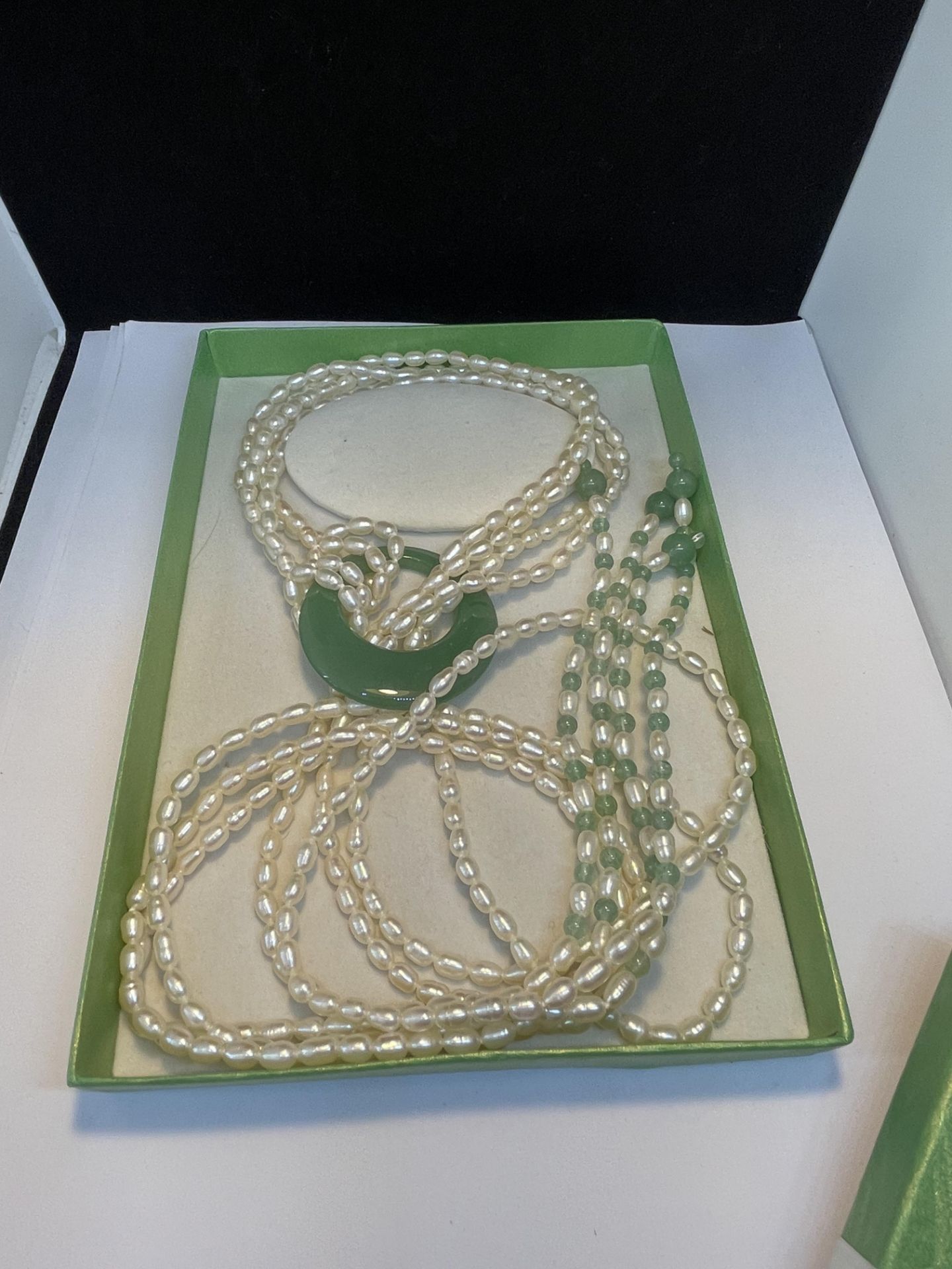 A HAND STRUNG CULTURED PEARL AND JADE LARIAT DESIGN NECKLACE LENGTH 81CM IN A PRESENTATION BOX - Image 2 of 2
