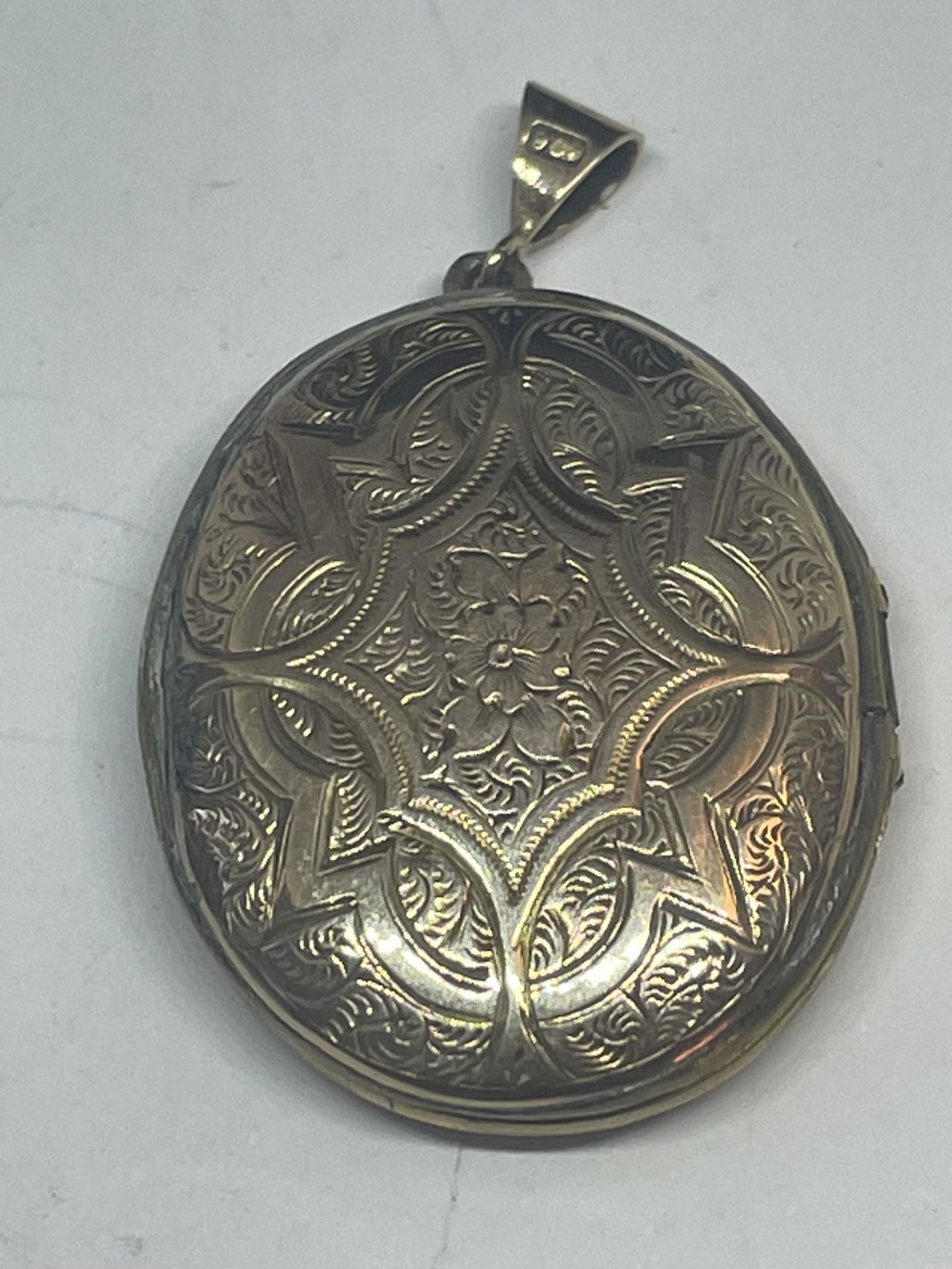 A 9 CARAT GOLD LOCKET WITH ENANEL SNOWDROP DESIGN GROSS WEIGHT 5.84 GRAMS - Image 2 of 3